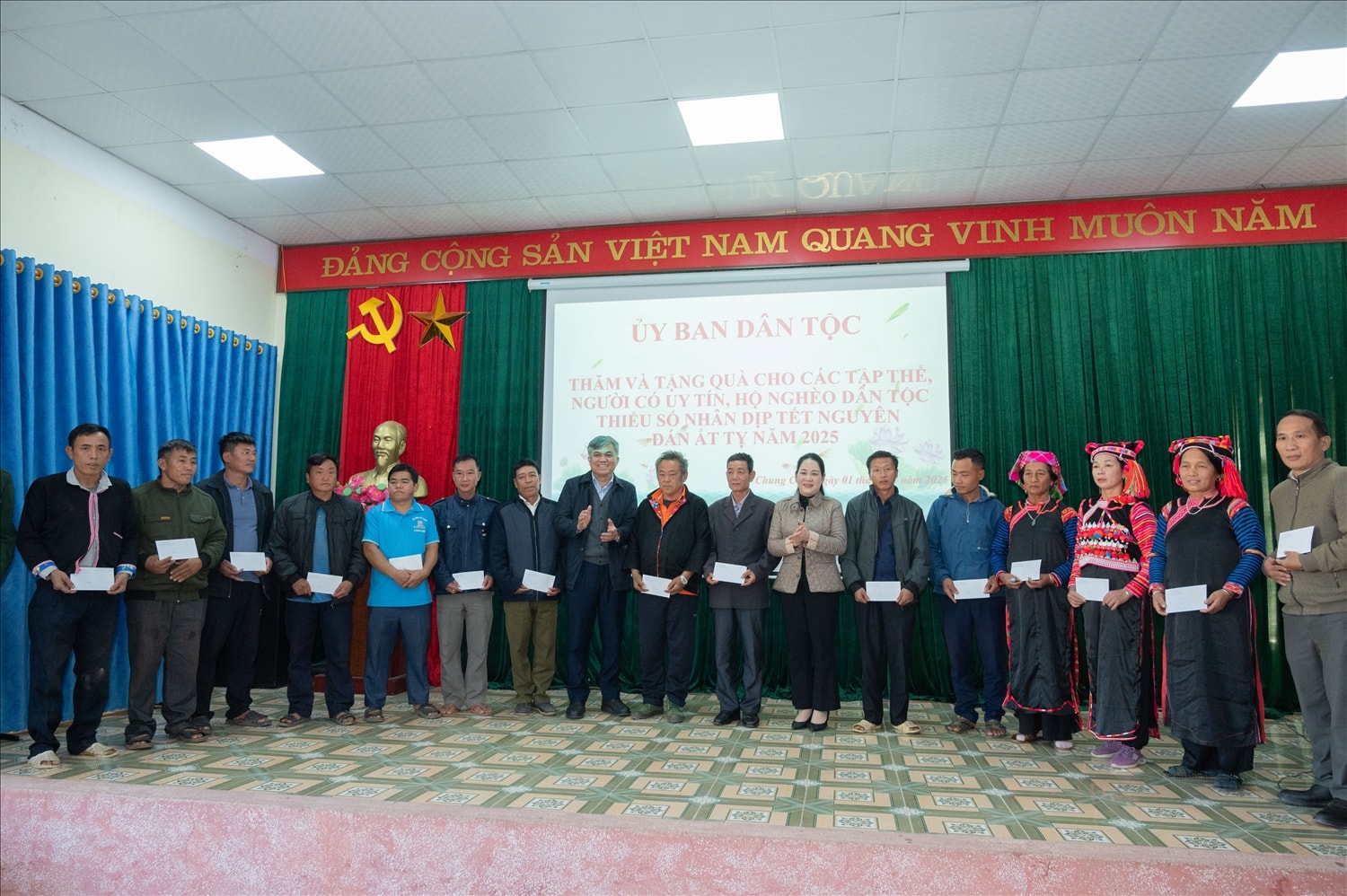 Thứ trưởng, Phó Chủ nhiệm Nông Thị Hà và đồng chí Lò Văn Tiến, Phó Chủ tịch UBND tỉnh Điện Biên tặng quà Tết cho Người  có uy tín xã Chung Chải, huyện Mường Nhé, tỉnh Điện Biên.