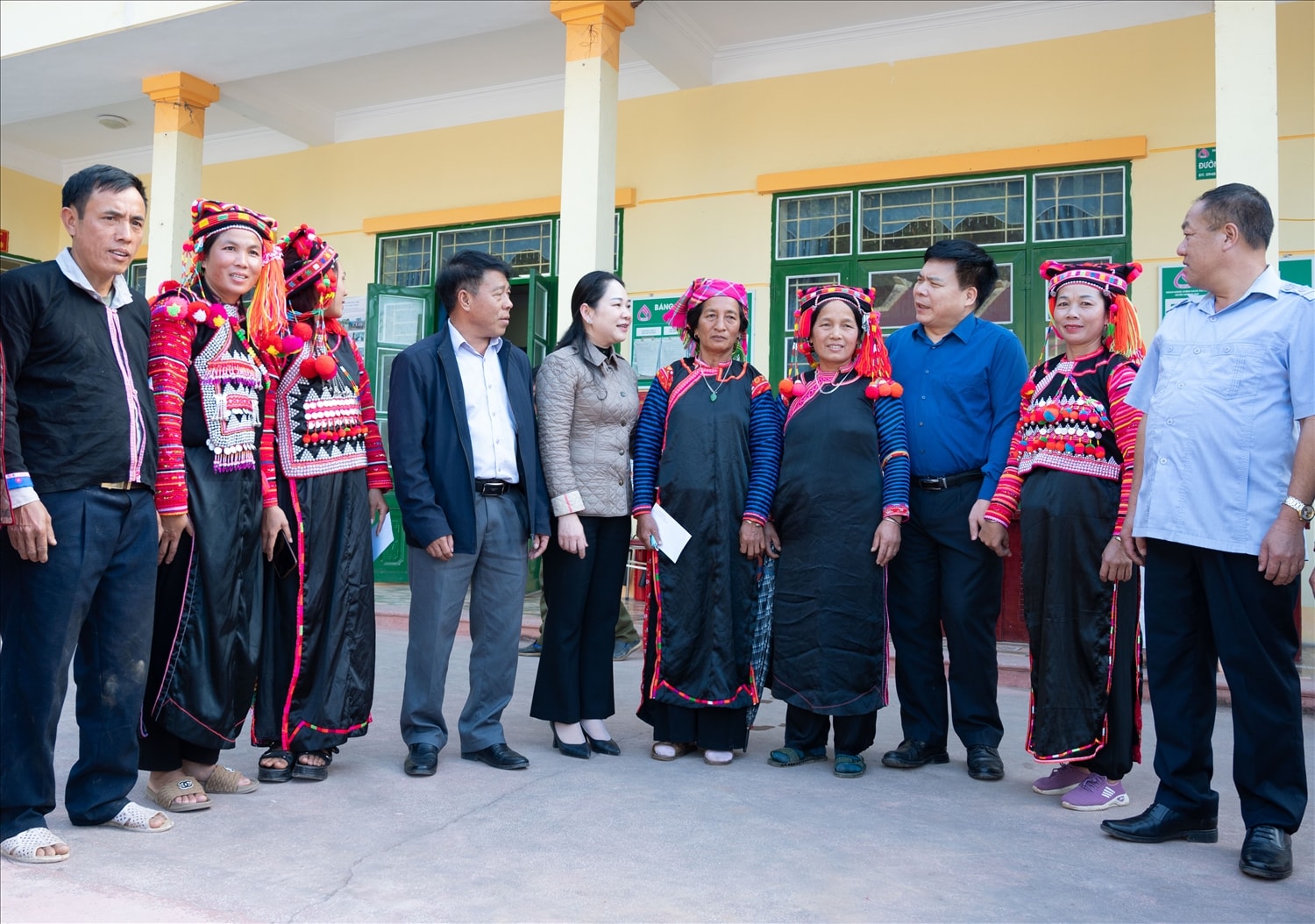 Thứ trưởng, Phó Chủ nhiệm Nông Thị Hà  ân cần thăm hỏi, động viên đồng bào dân tộc Hà Nhì , huyện Mường Nhé, tỉnh Điện Biên.