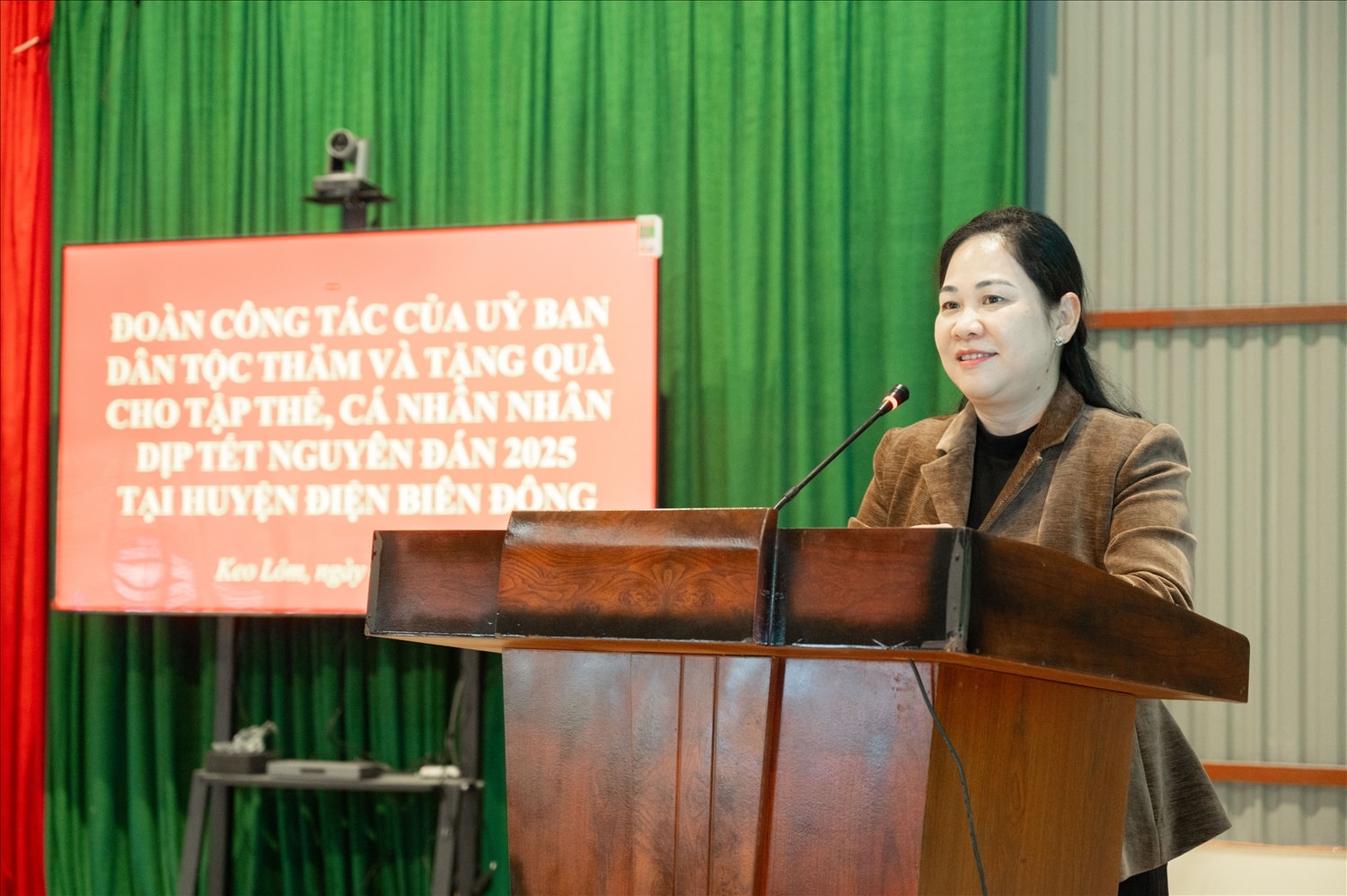 Nhân dịp này, Thứ trưởng, Phó Chủ nhiệm Nông Thị Hà đã ân cần hỏi thăm và gửi lời chúc mừng năm mới tới lãnh đạo và người dân xã Keo Lôm, xã Phình Giàng Nhân dịp này, Thứ trưởng, Phó Chủ nhiệm Nông Thị Hà đã ân cần hỏi thăm và gửi lời chúc mừng năm mới tới lãnh đạo và người dân xã Keo Lôm, xã Phình Giàng