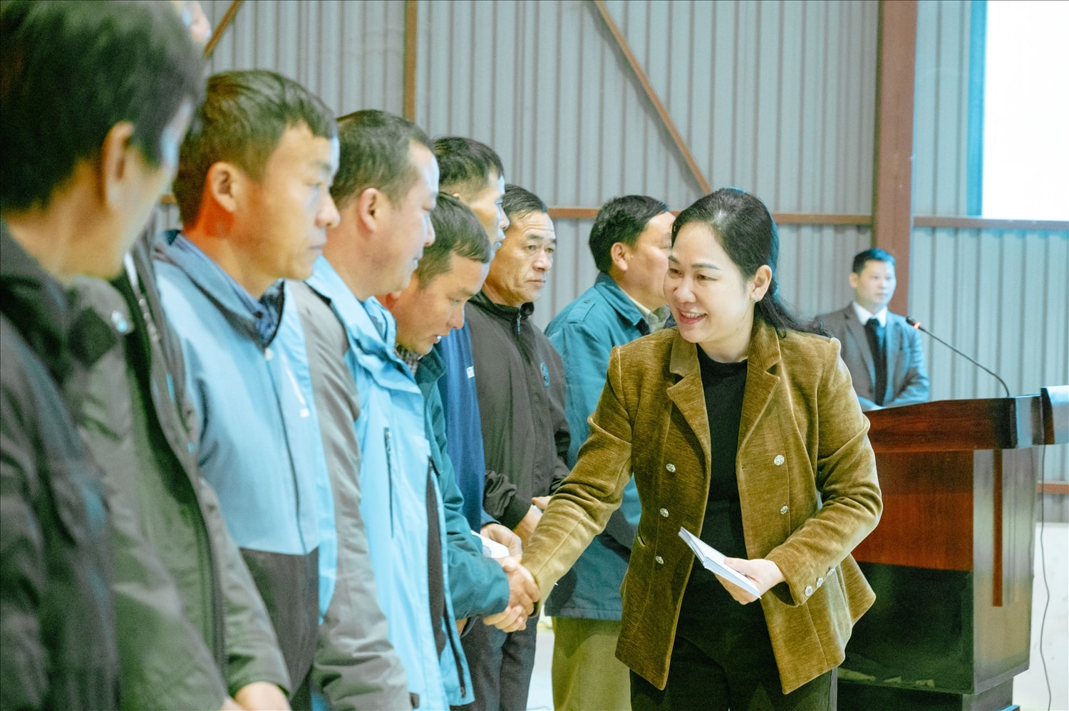 hứ trưởng, Phó Chủ nhiệm UBDT Nông Thị Hà trao quà cho Người có uy tín, hộ gia đình đồng bào DTTS nghèo, gia đình chính sách tại xã Keo Lôm và xã Phìng Giàng hứ trưởng, Phó Chủ nhiệm UBDT Nông Thị Hà trao quà cho Người có uy tín, hộ gia đình đồng bào DTTS nghèo, gia đình chính sách tại xã Keo Lôm và xã Phìng Giàng