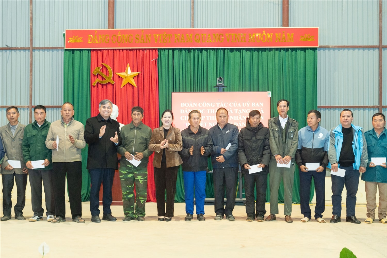 Thứ trưởng, Phó Chủ nhiệm Nông Thị Hà và đồng chí Lò Văn Tiến, Phó Chủ tịch UBND tỉnh Điện Biên tặng quà Tết cho Người có uy tín xã Keo Lôm, Phìng Giàng ,huyện Điện Biên Đông, tỉnh Điện Biên Thứ trưởng, Phó Chủ nhiệm Nông Thị Hà và đồng chí Lò Văn Tiến, Phó Chủ tịch UBND tỉnh Điện Biên tặng quà Tết cho Người có uy tín xã Keo Lôm, Phìng Giàng ,huyện Điện Biên Đông, tỉnh Điện Biên