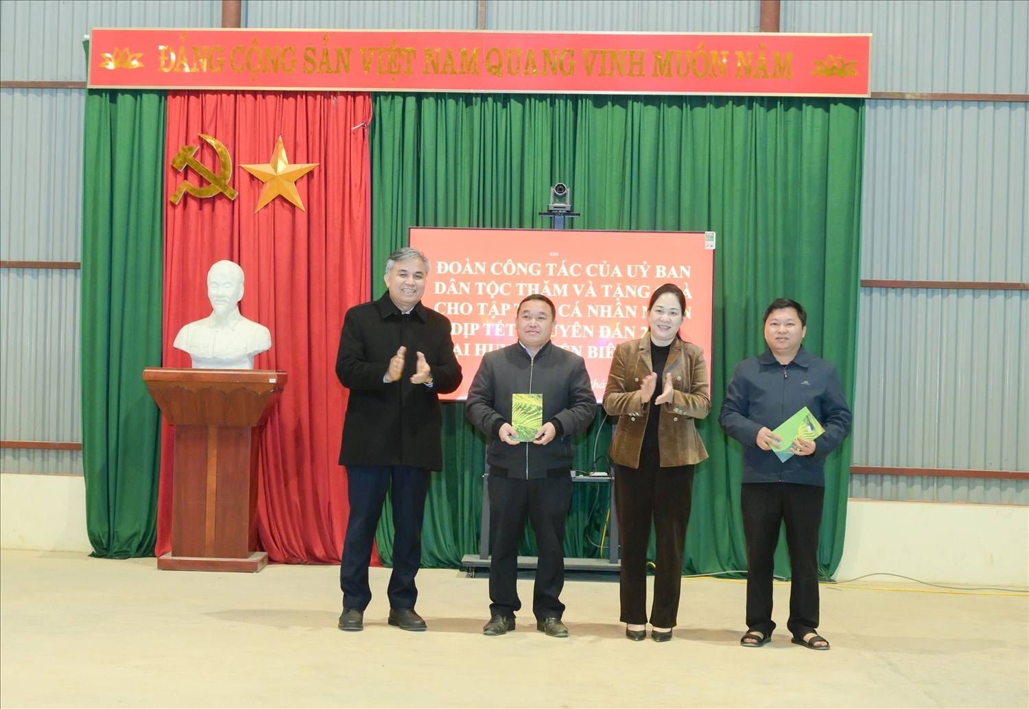 Thứ trưởng, Phó Chủ nhiệm Nông Thị Hà; đồng chí Lò Văn Tiến, Phó Chủ tịch UBND tỉnh Điện Biên tặng quà Tết cho UBND 2 xã Keo Lôm và Phìng Giàng Thứ trưởng, Phó Chủ nhiệm Nông Thị Hà; đồng chí Lò Văn Tiến, Phó Chủ tịch UBND tỉnh Điện Biên tặng quà Tết cho UBND 2 xã Keo Lôm và Phìng Giàng