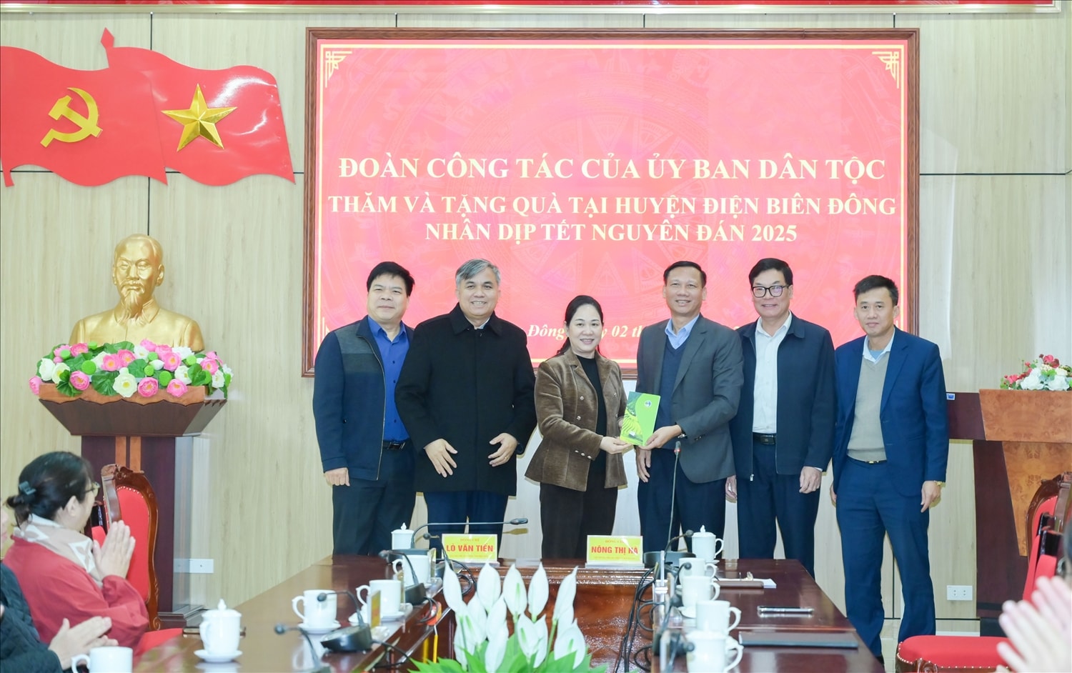 Thứ trưởng, Phó Chủ nhiệm Nông Thị Hà trao tặng quà Tết của UBDT cho UBND huyện Điện Biên Đông, tỉnh Điện Biên Thứ trưởng, Phó Chủ nhiệm Nông Thị Hà trao tặng quà Tết của UBDT cho UBND huyện Điện Biên Đông, tỉnh Điện Biên