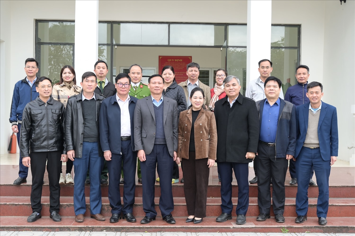 Thứ trưởng, Phó Chủ nhiệm Nông Thị Hà; đồng chí Lò Văn Tiến, Phó Chủ tịch UBND tỉnh Điện Biên và Đoàn công tác chụp ảnh lưu niệm cùng lãnh đạo UBND huyện Điện Biên Đông Thứ trưởng, Phó Chủ nhiệm Nông Thị Hà; đồng chí Lò Văn Tiến, Phó Chủ tịch UBND tỉnh Điện Biên và Đoàn công tác chụp ảnh lưu niệm cùng lãnh đạo UBND huyện Điện Biên Đông