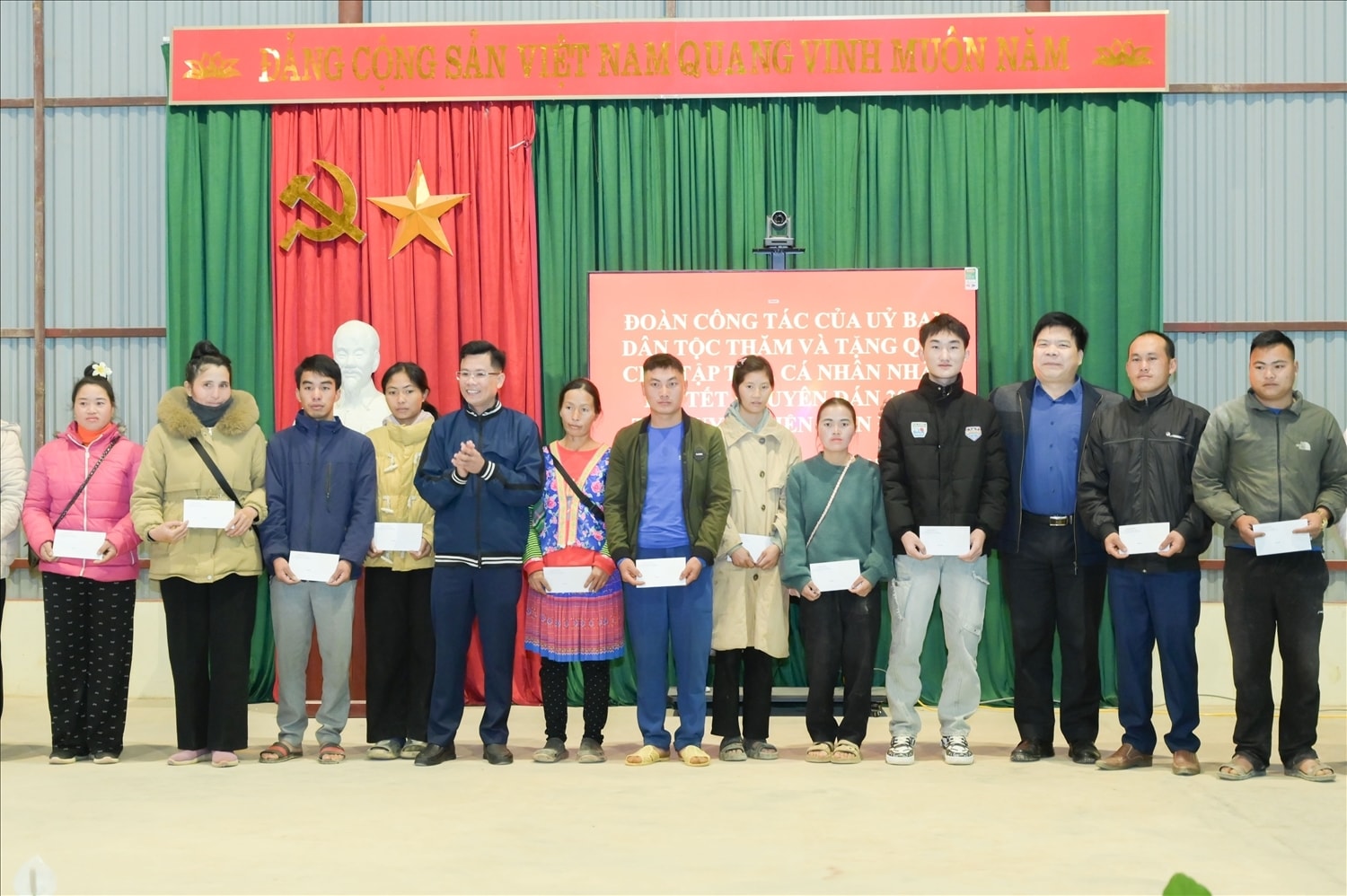 Đồng chí Đinh Xuân Thắng, Phó Vụ trưởng Vụ Tuyên truyền UBDT; đồng chí Nguyễn Văn Tăng, Phó Chủ tịch UBND huyện Điện Biên Đông trao tặng quà Tết của UBDT cho hộ gia đình đồng bào DTTS nghèo tại xã Keo Lôm và Phìng Giàng Đồng chí Đinh Xuân Thắng, Phó Vụ trưởng Vụ Tuyên truyền UBDT; đồng chí Nguyễn Văn Tăng, Phó Chủ tịch UBND huyện Điện Biên Đông trao tặng quà Tết của UBDT cho hộ gia đình đồng bào DTTS nghèo tại xã Keo Lôm và Phìng Giàng