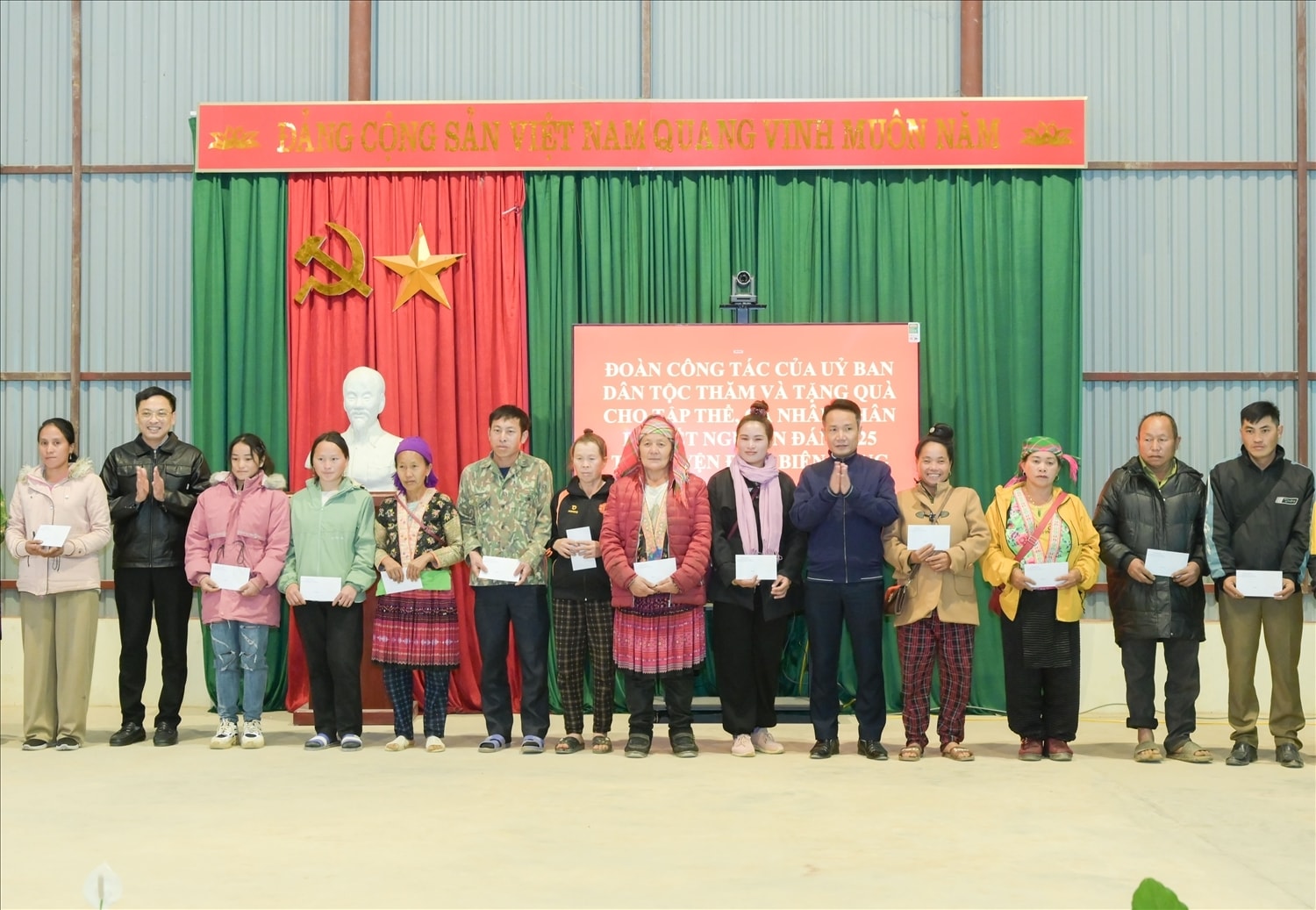 Đồng chí Vũ Văn Công, Phó Trưởng Ban Dân tộc tỉnh Điện Biên; đồng chí Lò Đại Nghĩa, Chủ tịch Ủy ban MTTQ huyện Điện Biên Đông trao tặng quà Tết của UBDT cho đồng bào DTTS 2 xã Keo Lôm và Phìng Giàng Đồng chí Vũ Văn Công, Phó Trưởng Ban Dân tộc tỉnh Điện Biên; đồng chí Lò Đại Nghĩa, Chủ tịch Ủy ban MTTQ huyện Điện Biên Đông trao tặng quà Tết của UBDT cho đồng bào DTTS 2 xã Keo Lôm và Phìng Giàng
