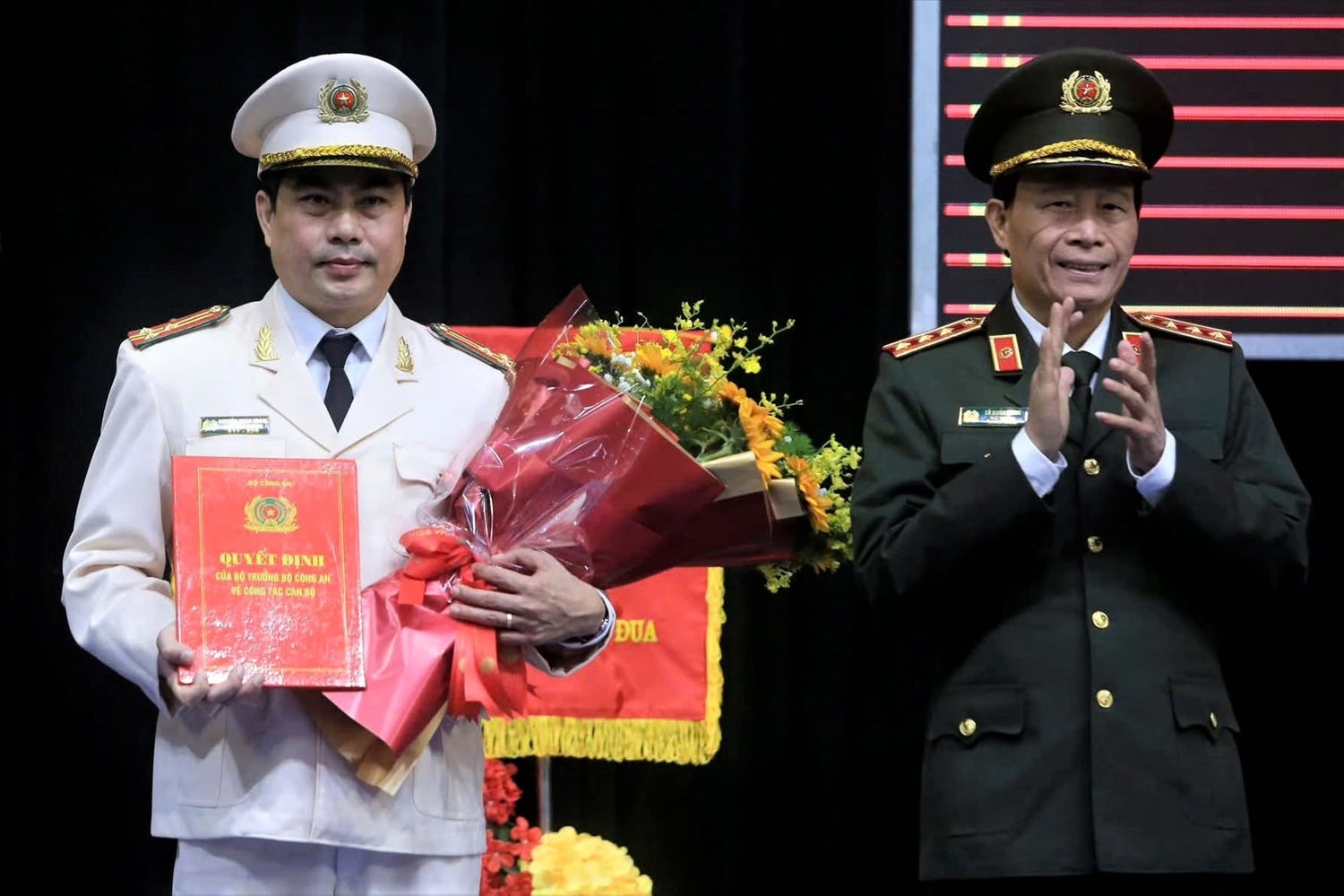 Thượng tướng Lê Quốc Hùng - Thứ trưởng Bộ Công an trao quyết định bổ nhiệm Phó Giám đốc Công an tỉnh Quảng Nam đối với Thượng tá Nguyễn Xuân Hoàng. Thượng tướng Lê Quốc Hùng - Thứ trưởng Bộ Công an trao quyết định bổ nhiệm Phó Giám đốc Công an tỉnh Quảng Nam đối với Thượng tá Nguyễn Xuân Hoàng.