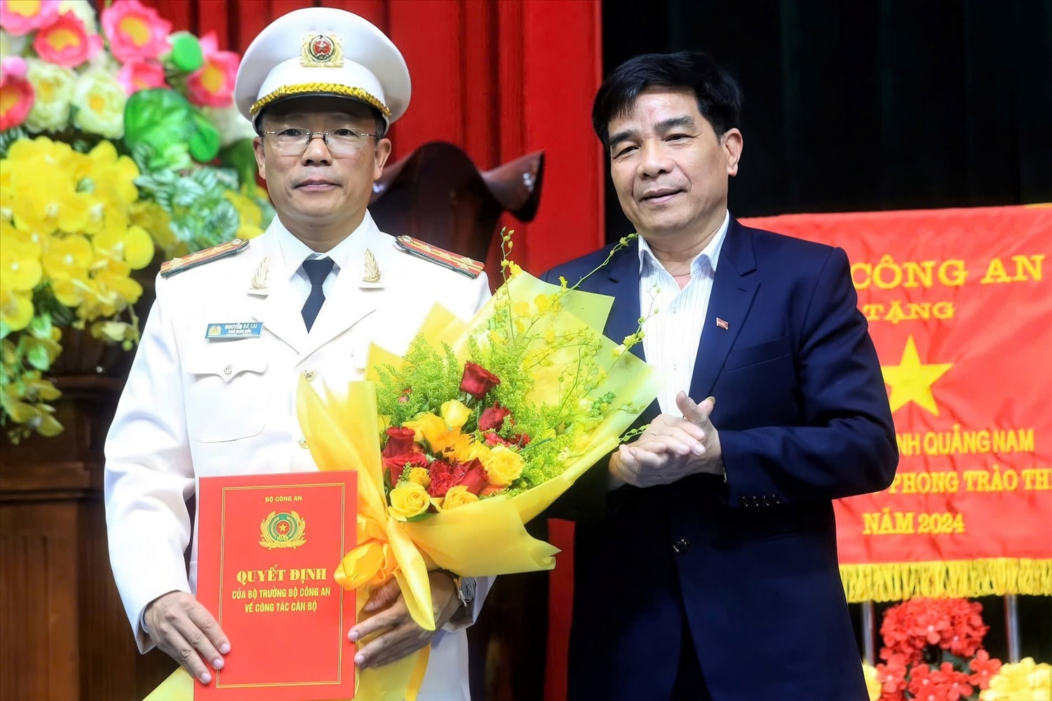 Chủ tịch UBND tỉnh Quảng Nam Lê Văn Dũng chúc mừng Đại tá Nguyễn Hà Lai được tái bổ nhiệm Phó Giám đốc Công an tỉnh Quảng Nam. Chủ tịch UBND tỉnh Quảng Nam Lê Văn Dũng chúc mừng Đại tá Nguyễn Hà Lai được tái bổ nhiệm Phó Giám đốc Công an tỉnh Quảng Nam.