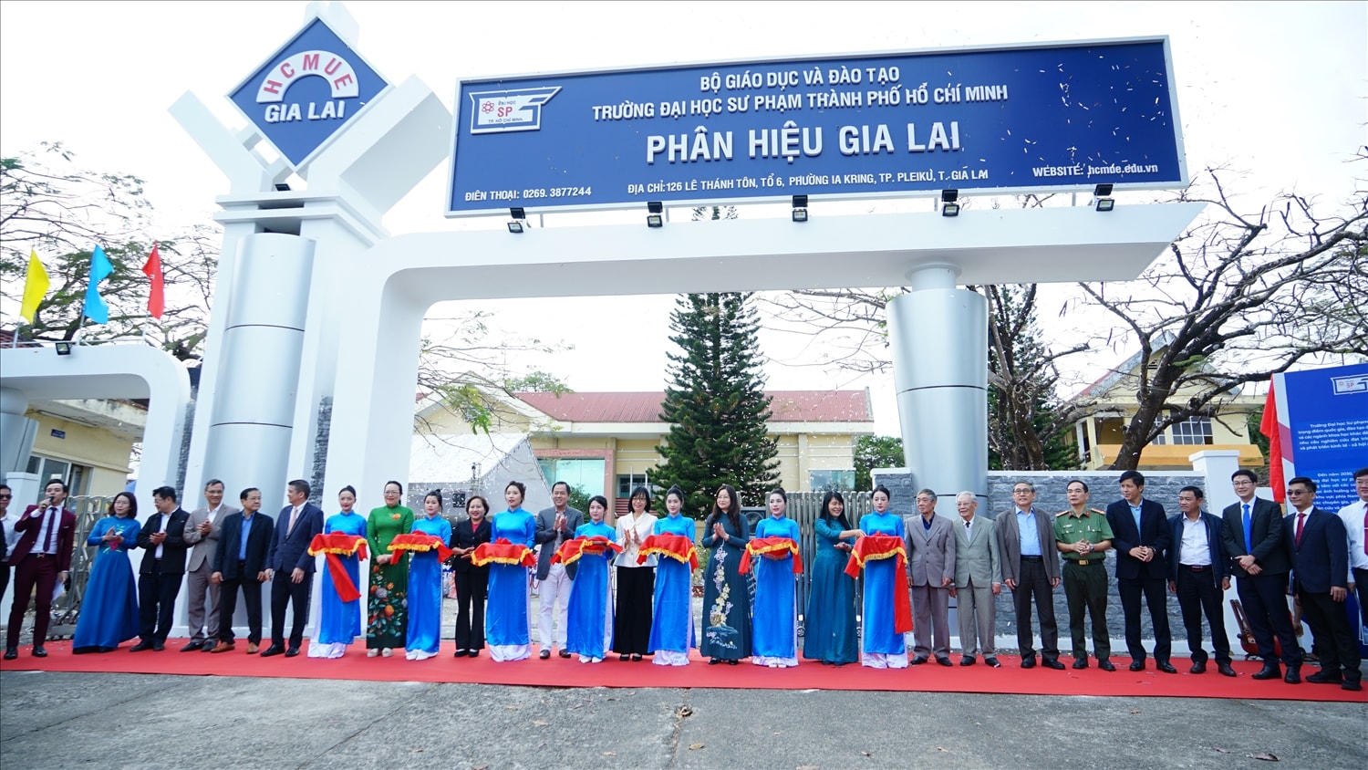 Các đại biểu cắt băng ra mắt Phân hiệu Trường Đại học Quốc gia TP. HCM tại Gia Lai