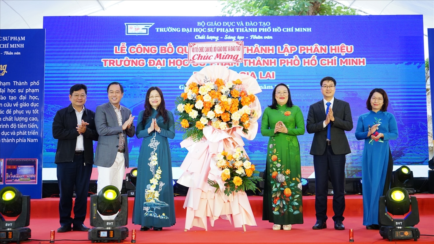 Đại diện Bộ GD - ĐT tặng hoa chúc mừng  Phân hiệu Trường Đại học Sư phạm TP. Hồ Chí Minh tại Gia Lai