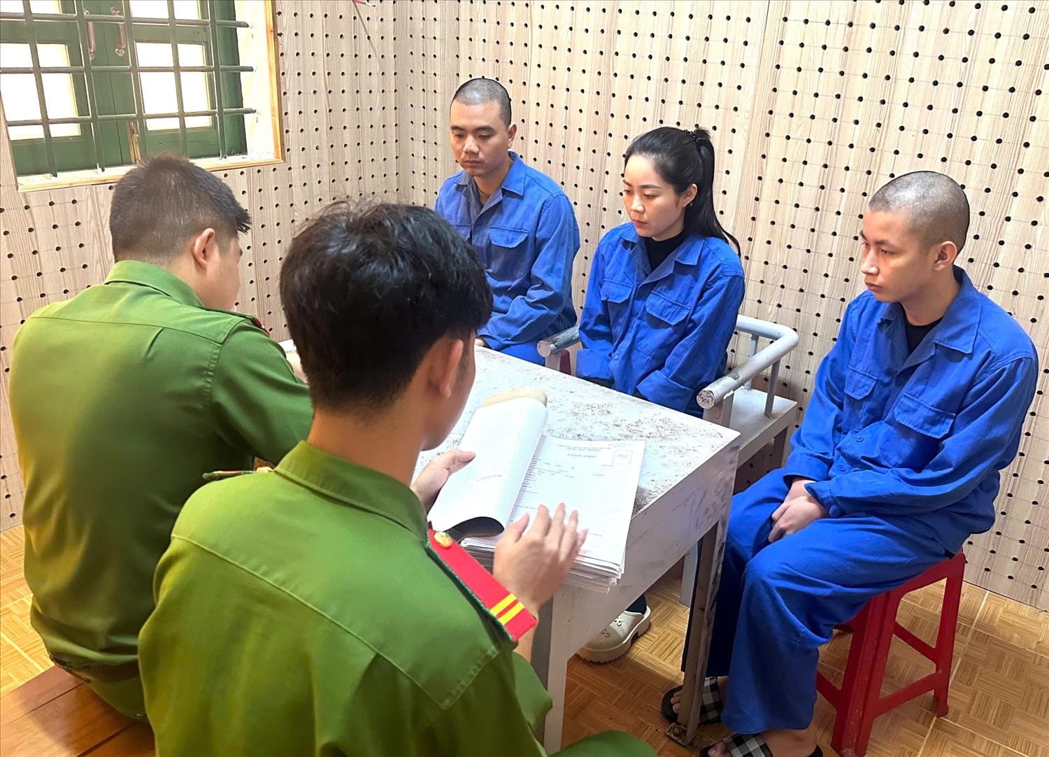 Nhóm đối tượng tại cơ quan công an 