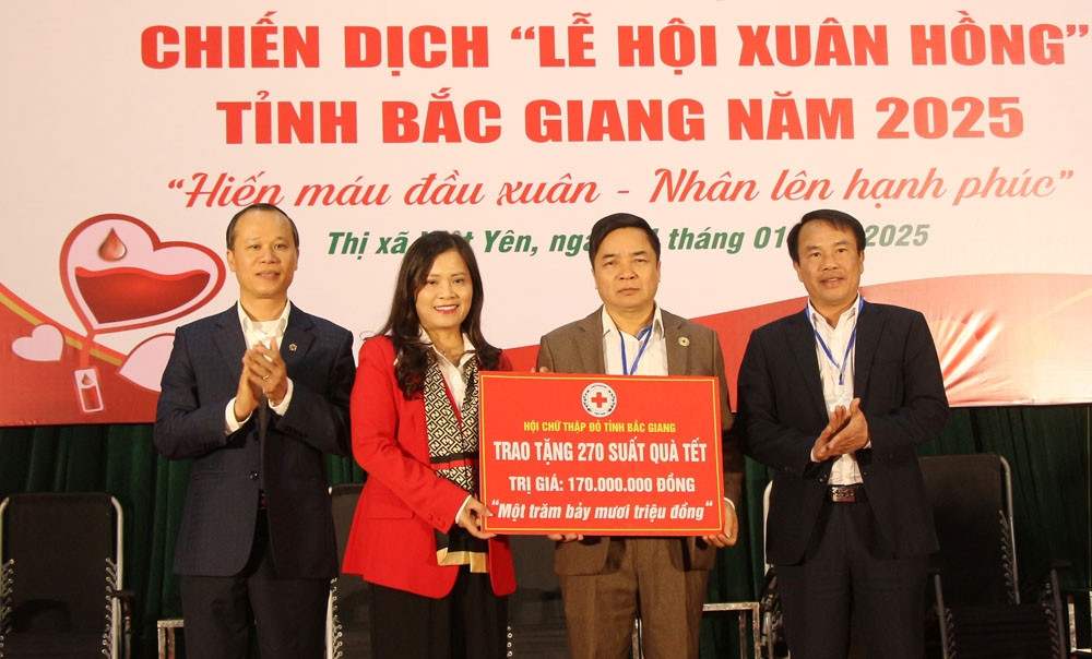Phó Chủ tịch Thường trực UBND tỉnh, Trưởng BCĐ Vận động HMTN tỉnh Bắc Giang Mai Sơn lãnh đạo Hội CTĐ tỉnh trao biểu trưng tặng quà Tết cho các đối tượng khó khăn trên địa bàn thị xã Việt Yên