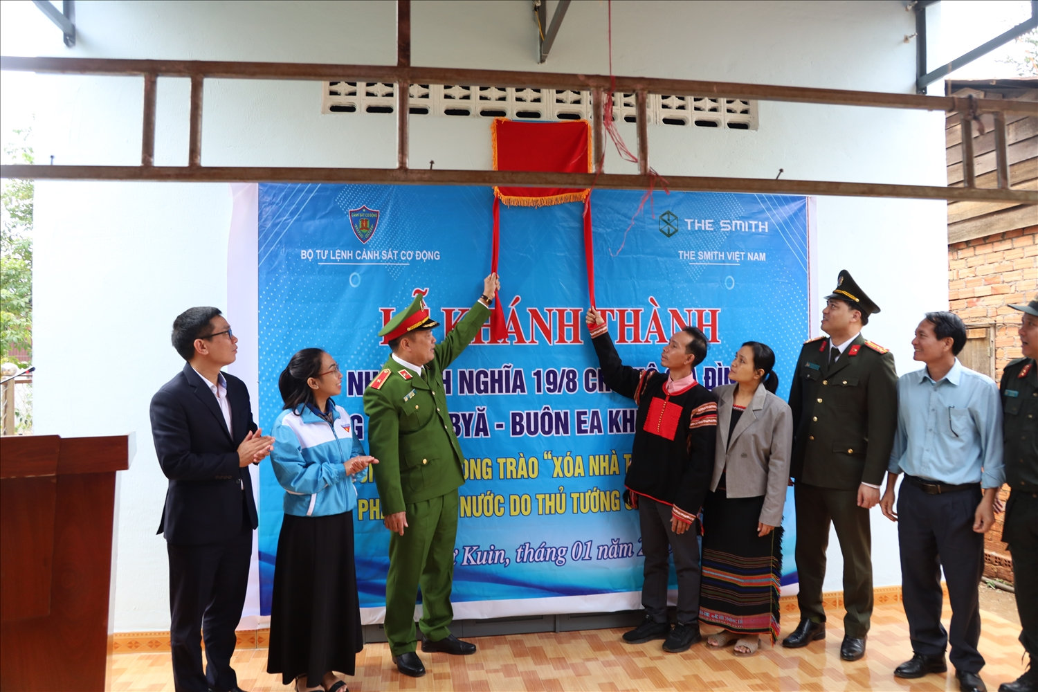 Bộ Tư lệnh Cảnh sát cơ động bàn giao 2 căn nhà 19/8 tặng gia đình người đồng bào DTTS có hoàn cảnh khó khăn Bộ Tư lệnh Cảnh sát cơ động bàn giao 2 căn nhà 19/8 tặng gia đình người đồng bào DTTS có hoàn cảnh khó khăn