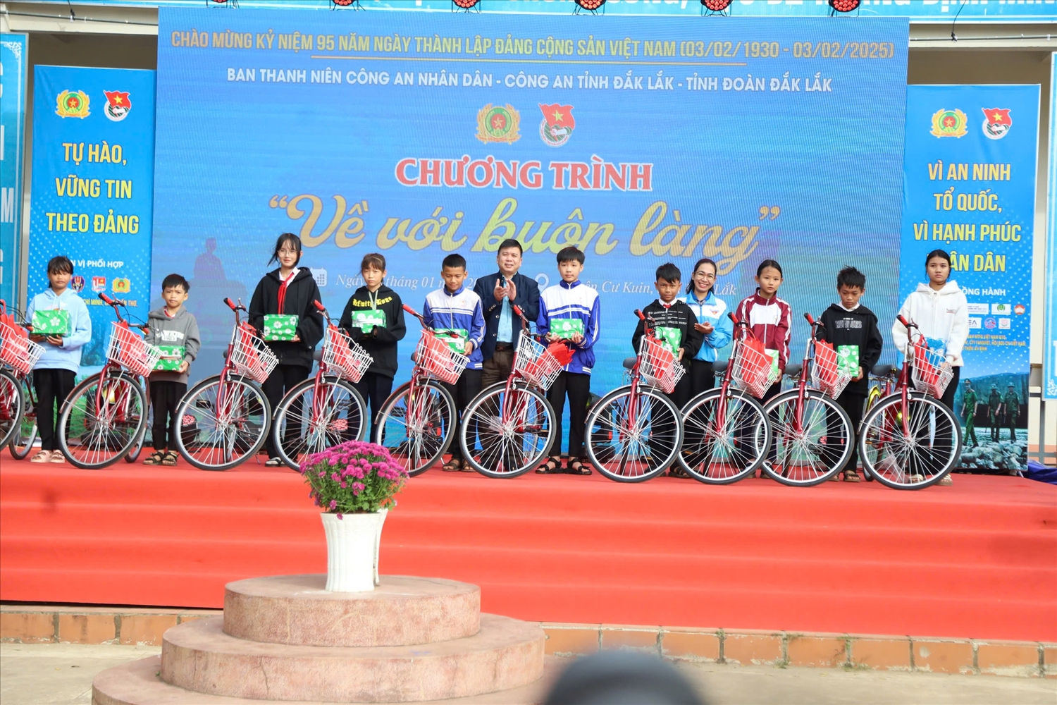Ban tổ chức tặng 20 chiếc xe đẹp cho học sinh có hoàn cảnh khó khăn Ban tổ chức tặng 20 chiếc xe đẹp cho học sinh có hoàn cảnh khó khăn
