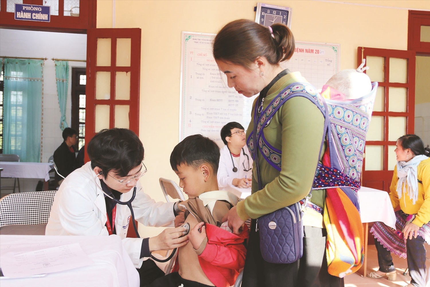 Các y, bác sĩ luôn hướng đến người dân vùng khó.