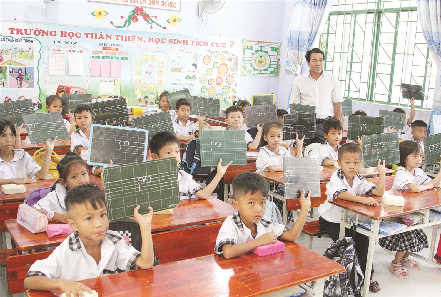 Thầy giáo Đàng Năng Mạng rèn kỹ năng  tập viết chữ Chăm cho học sinh.