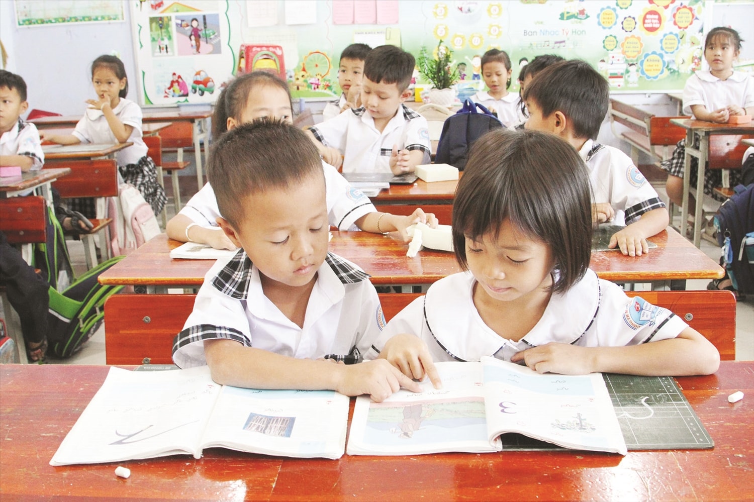 Học sinh lớp 1D của Trường Tiểu học Mỹ Nghiệp - Chung Mỹ  yêu thích học chữ Chăm.
