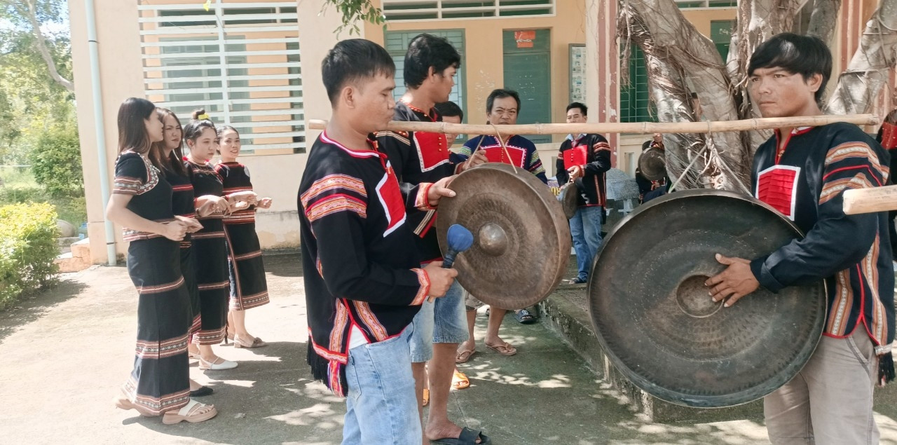 Các học viên trình diễn cồng chiêng sau khi hoàn thành khóa học.