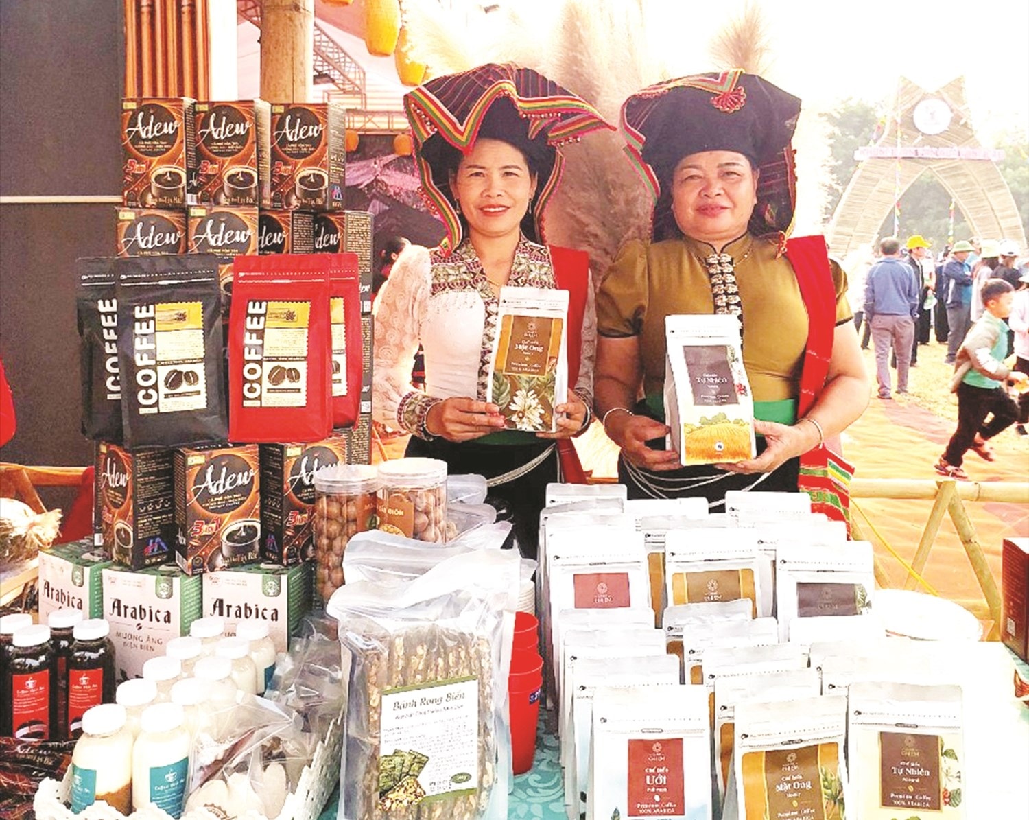 Phụ nữ DTTS giới thiệu “Café Chị Em” tại Hội chợ Thương mại. Phụ nữ DTTS giới thiệu “Café Chị Em” tại Hội chợ Thương mại.