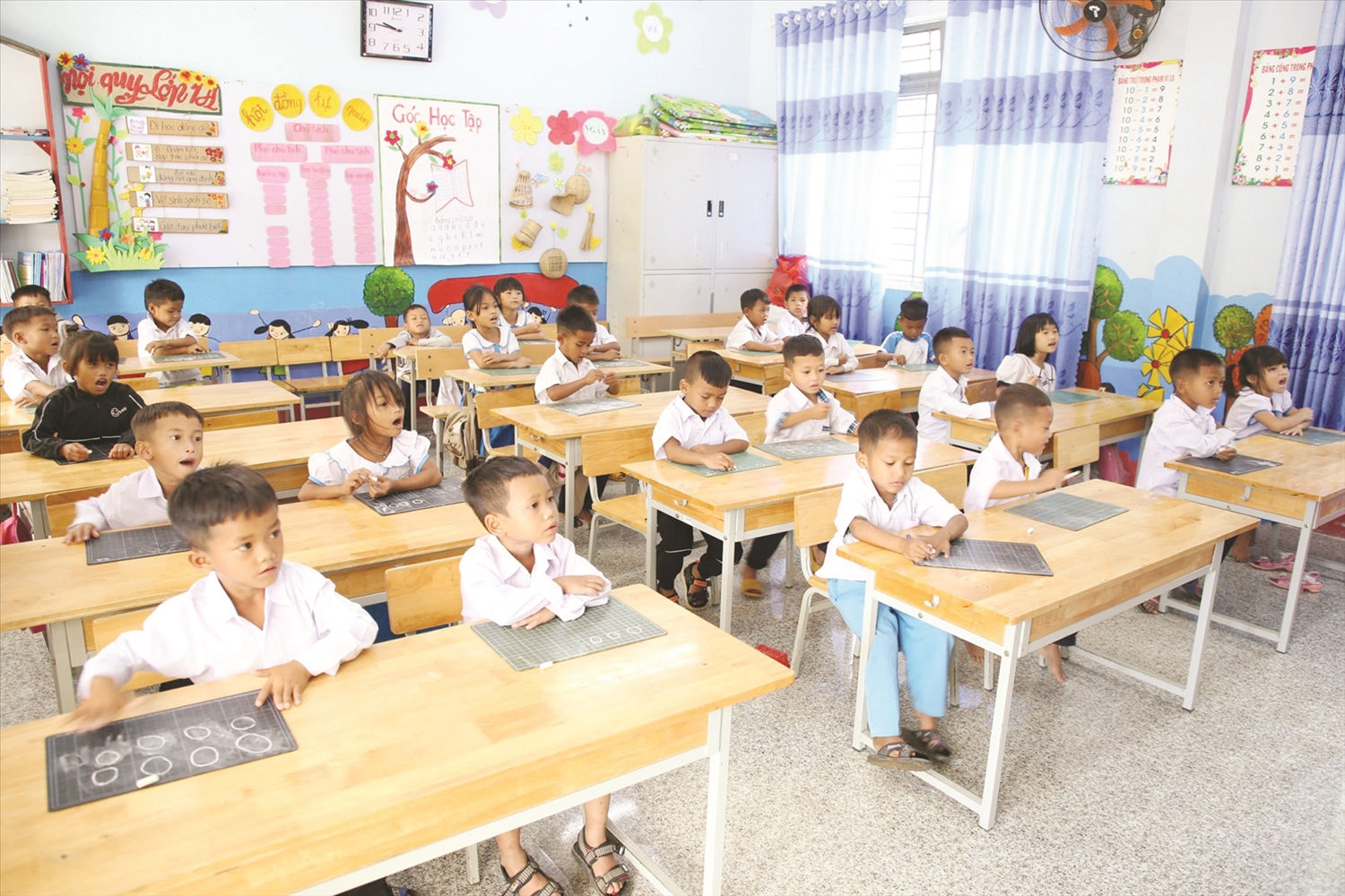 Trẻ em được học trong ngôi trường khang trang nhờ người dân hiến đất