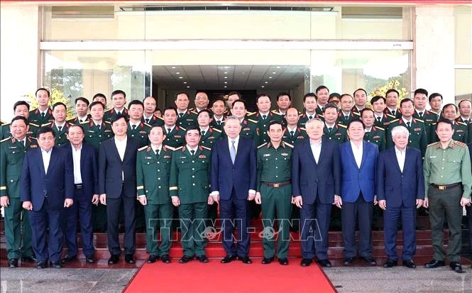 Tổng Bí thư Tô Lâm với các đại biểu chụp ảnh chung Tổng Bí thư Tô Lâm với các đại biểu chụp ảnh chung