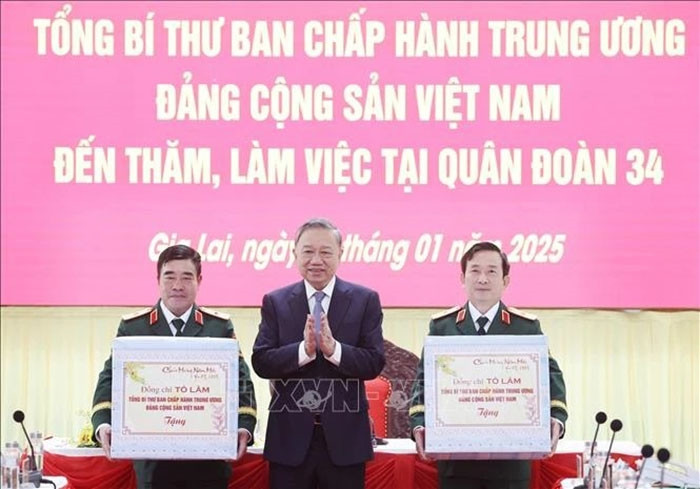 Tổng Bí thư Tô Lâm tặng quà cán bộ, chiến sĩ Quân đoàn 34 Tổng Bí thư Tô Lâm tặng quà cán bộ, chiến sĩ Quân đoàn 34