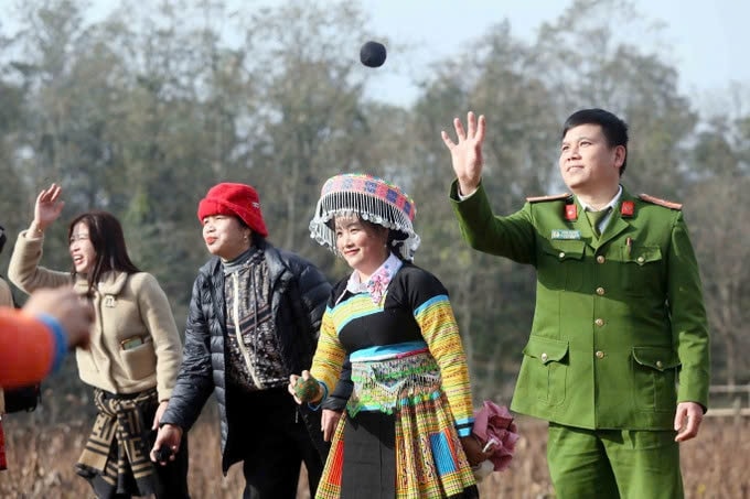 Du khách cùng tham gia ném Pao trong ngày Tết cổ truyền của Đồng bào dân tộc Mông ở xã Hua Nhàn, huyện Bắc Yên. Ảnh: Quang Quyết – TTXVN Du khách cùng tham gia ném Pao trong ngày Tết cổ truyền của Đồng bào dân tộc Mông ở xã Hua Nhàn, huyện Bắc Yên. Ảnh: Quang Quyết – TTXVN