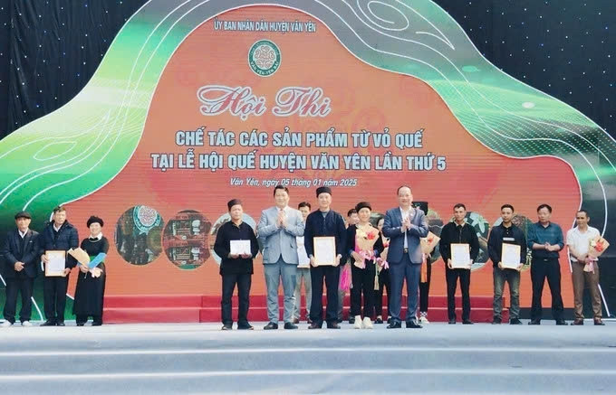 Ban Tổ chức trao giải cho các đội thi chế tác sản phẩm từ vỏ quế. Ảnh: TL