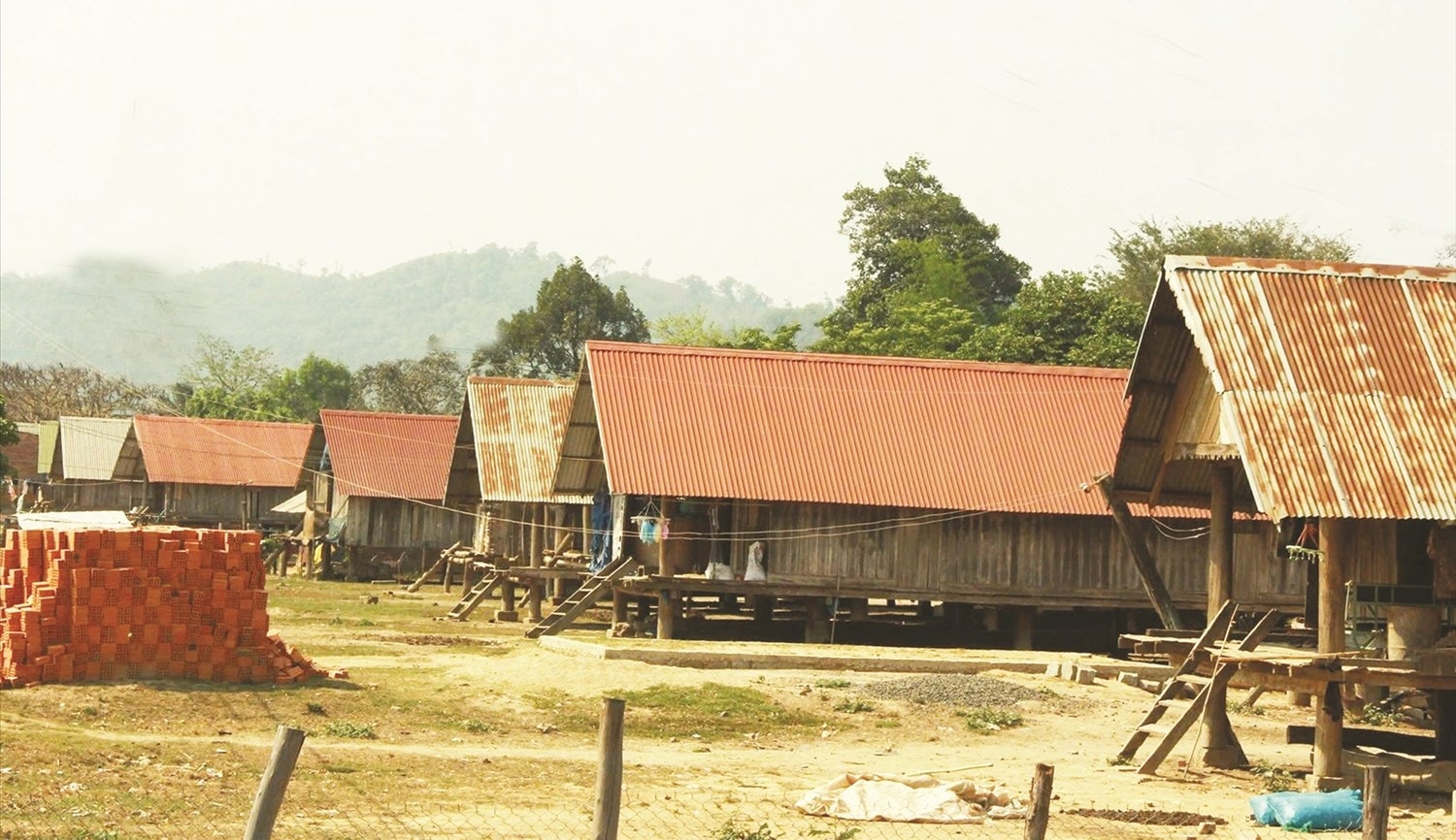 Những ngôi nhà sàn truyền thống nằm san sát ở buôn M’liêng. Những ngôi nhà sàn truyền thống nằm san sát ở buôn M’liêng.
