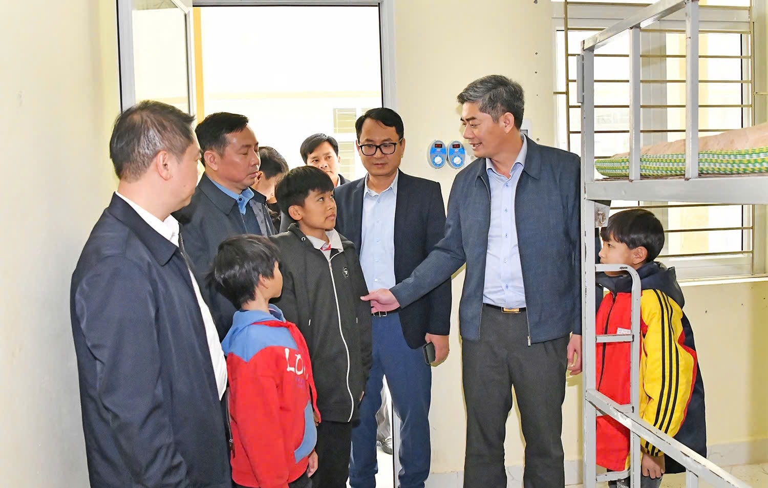 Tại đây, Thứ trưởng, Phó Chủ nhiệm Y Vinh Tơr thăm phòng nghỉ trưa của các em học sinh bán trú và động viên các em nỗ lực hơn nữa trong học tập.