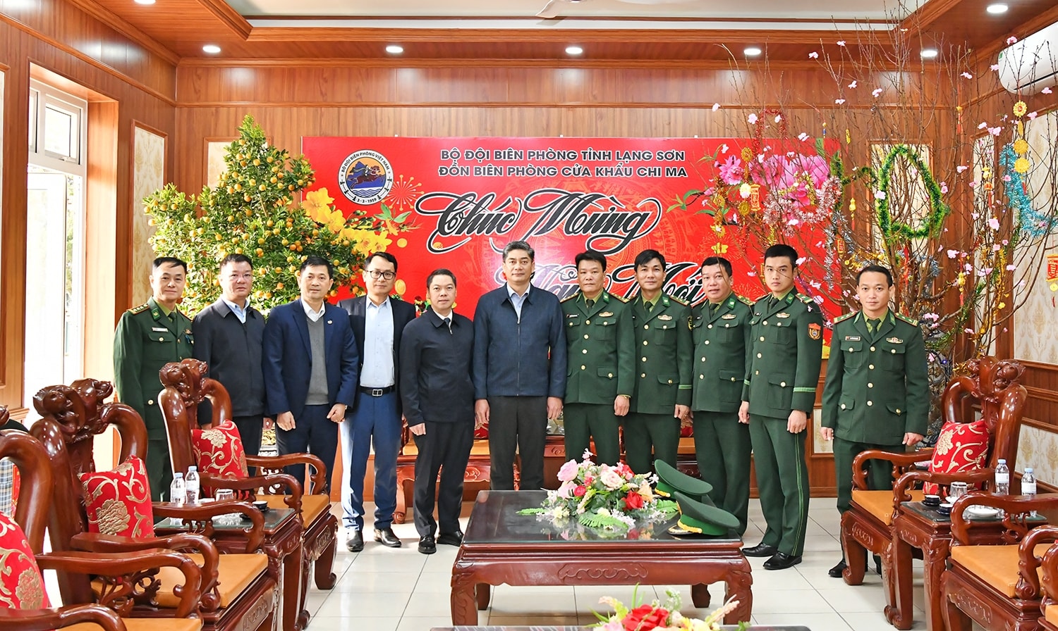 Thứ trưởng, Phó Chủ nhiệm Y Vinh Tơr và các thành viên Đoàn công tác chụp ảnh lưu niệm cùng cán bộ, chiến sĩ Đồn Biên phòng Chi Ma, huyện Lộc Bình, Lạng Sơn.