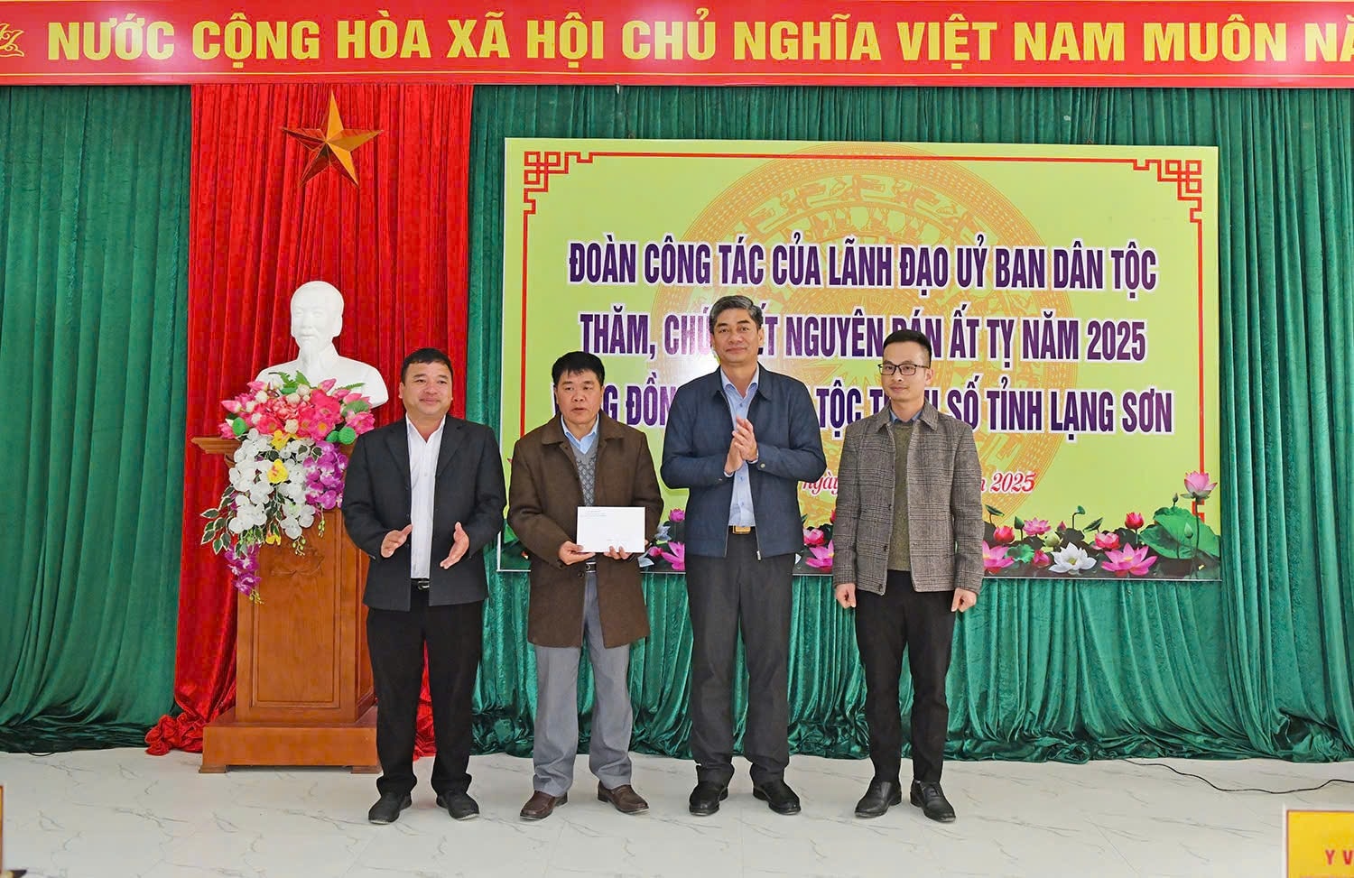 (Thứ trưởng, Phó Chủ nhiệm Y Vinh Tơr tặng quà Tết cho Đảng ủy, UBND xã Xuân Dương, Lộc Bình, Lạng Sơn