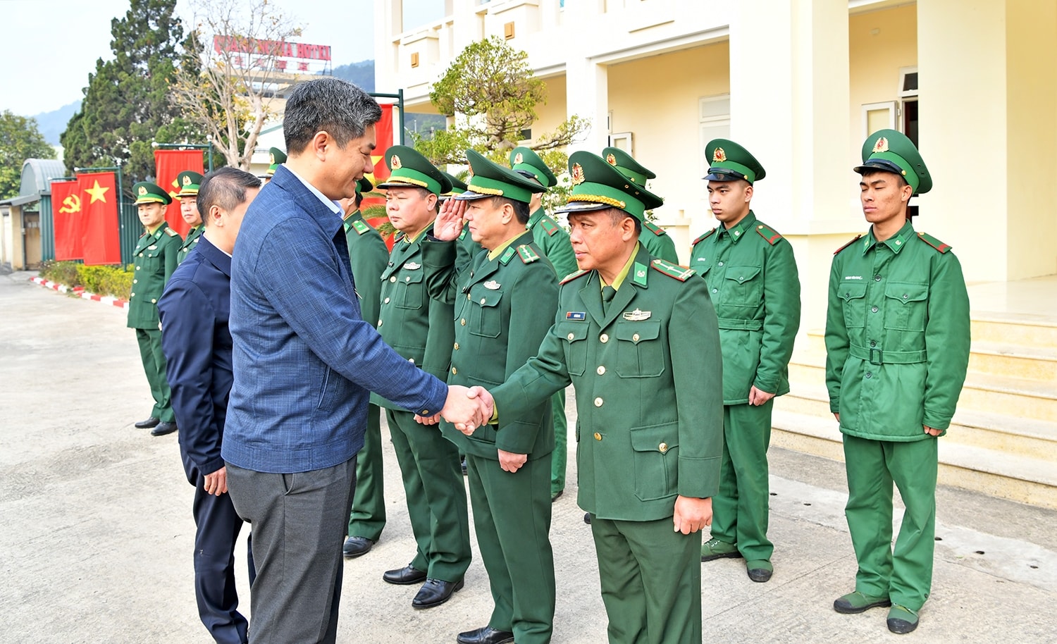 Thứ trưởng, Phó Chủ nhiệm Y Vinh Tơr bắt tay, thăm hỏi cán bộ, chiến sĩ Đồn Biên phòng Chi Ma, huyện Lộc Bình, Lạng Sơn.
