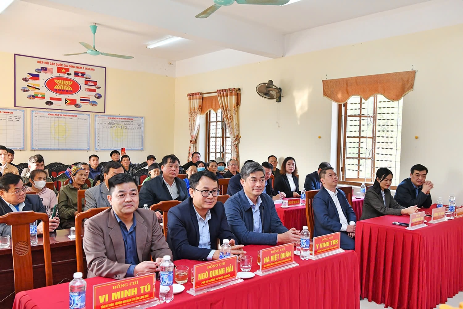 Các đại biểu tham dự buổi gặp mặt, chúc Tết tại xã Hòa Bình, Hữu Lũng, Lạng Sơn.