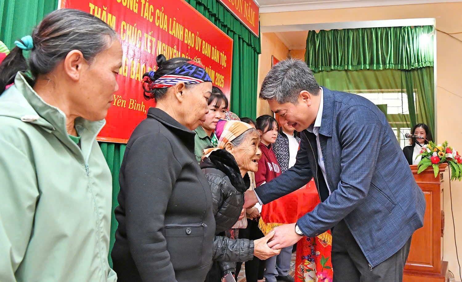 Thứ trưởng, Phó Chủ nhiệm Y Vinh Tơr trao tặng quà Tết và ân cần thăm hỏi, gửi lời chúc năm mới tốt đẹp nhất tới đồng bào DTTS nghèo xã Yên Bình, Hữu Lũng, Lạng Sơn