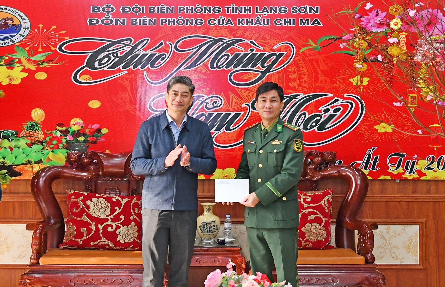 Thứ trưởng, Phó Chủ nhiệm Y Vinh Tơr tặng quà Tết cho tập thể cán bộ, chiến sĩ Đồn Biên phòng Chi Ma