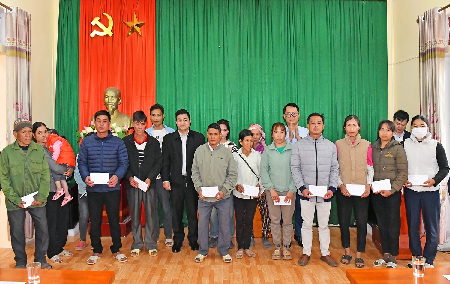 Lãnh đạo VP1719 và Vụ Tuyên truyền UBDT tặng quà Tết của UBDT cho các gia đình DTTS nghèo tại xã Sa Lý, Lục Ngạn, Bắc Giang