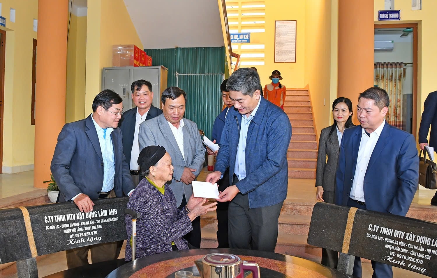 Thứ trưởng, Phó Chủ nhiệm Y Vinh Tơr thăm hỏi, động viên và tặng quà cho người dân tại xã Hòa Bình, huyện Hữu Lũng, Lạng Sơn