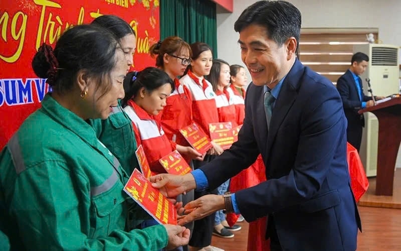 Lãnh đạo Liên đoàn Lao động tỉnh Điện Biên trao quà Tết tặng đoàn viên công đoàn có hoàn cảnh khó khăn Lãnh đạo Liên đoàn Lao động tỉnh Điện Biên trao quà Tết tặng đoàn viên công đoàn có hoàn cảnh khó khăn