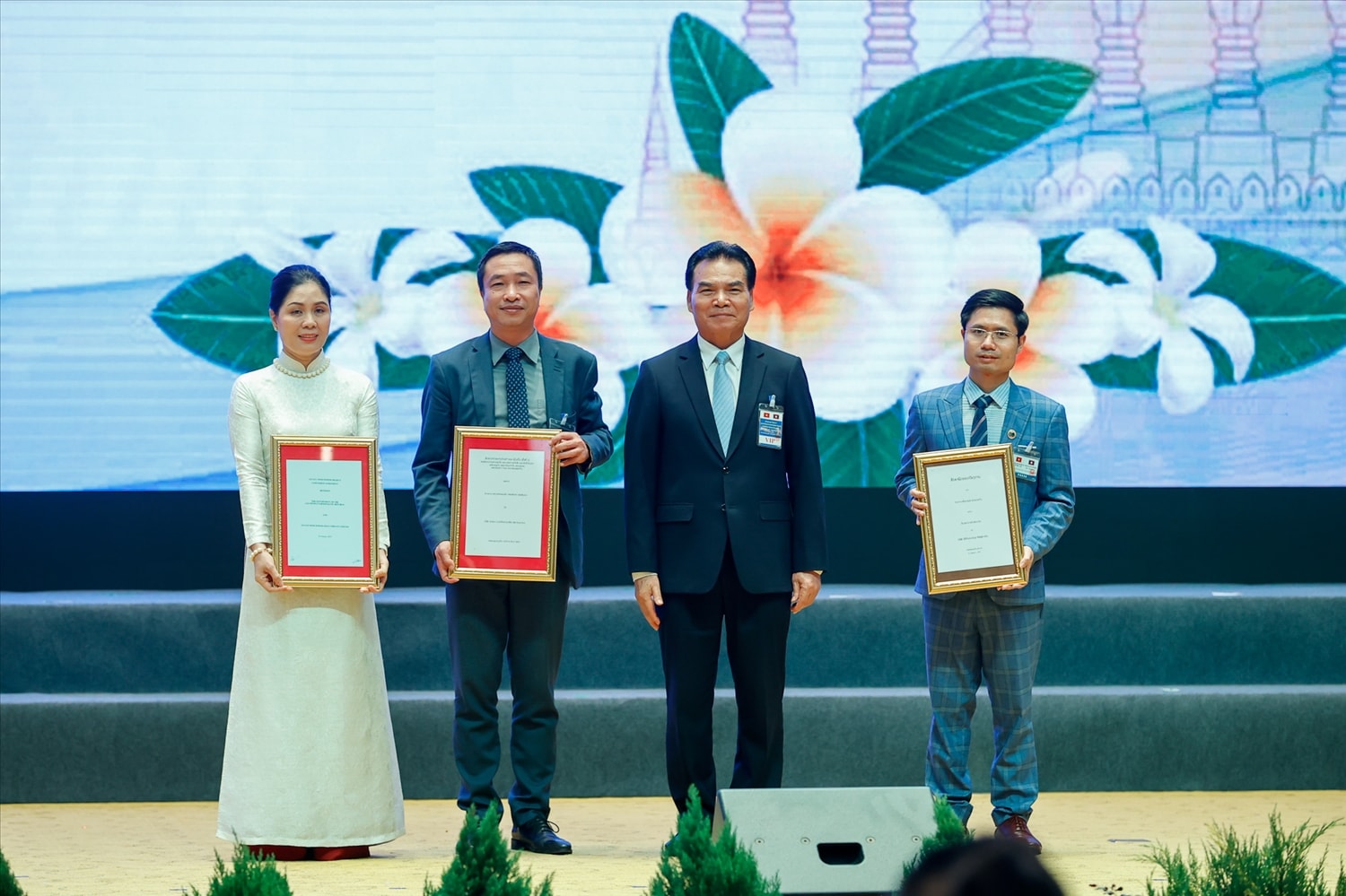 Lãnh đạo Bộ Kế hoạch và Đầu tư Lào trao hợp đồng chuyển nhượng dự án điện gió Savan 1 cho ông Nguyễn Thái Hà, Tổng Giám đốc Công ty TNHH MTV Điện gió Savan 1 (thứ hai từ trái sang). Ảnh: Nhật Bắc/VGP Lãnh đạo Bộ Kế hoạch và Đầu tư Lào trao hợp đồng chuyển nhượng dự án điện gió Savan 1 cho ông Nguyễn Thái Hà, Tổng Giám đốc Công ty TNHH MTV Điện gió Savan 1 (thứ hai từ trái sang). Ảnh: Nhật Bắc/VGP