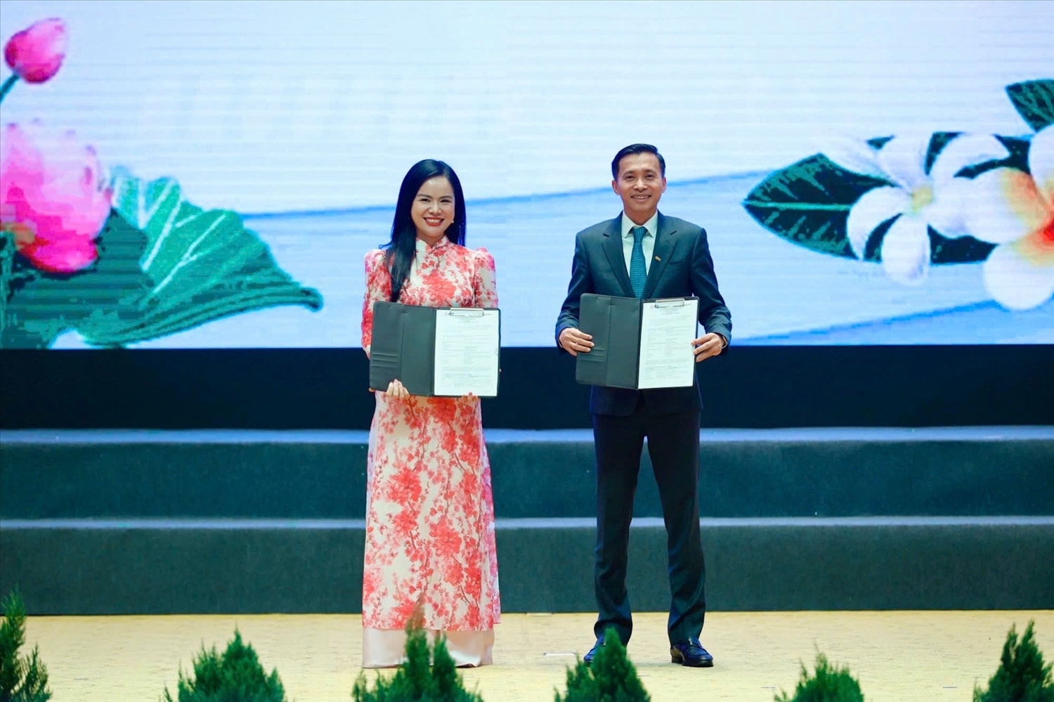 Bà Nguyễn Thị Thanh Bình, Chủ tịch Công ty TNHH MTV điện gió Savan 1 và ông Phạm Như Ánh, Tổng giám đốc Ngân hàng TMCP Quân Đội (MB) trao thỏa thuận thu xếp vốn cho dự án điện gió Savan 1. (Ảnh Nhật Bắc/VGP) Bà Nguyễn Thị Thanh Bình, Chủ tịch Công ty TNHH MTV điện gió Savan 1 và ông Phạm Như Ánh, Tổng giám đốc Ngân hàng TMCP Quân Đội (MB) trao thỏa thuận thu xếp vốn cho dự án điện gió Savan 1. (Ảnh Nhật Bắc/VGP)