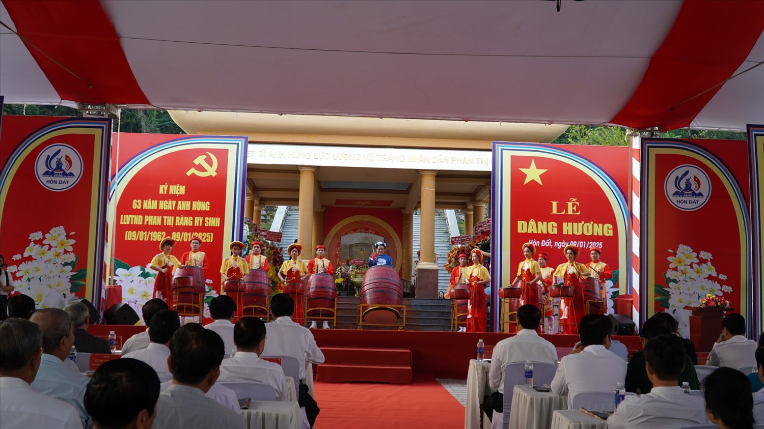 Quang cảnh lễ dâng hương Quang cảnh lễ dâng hương