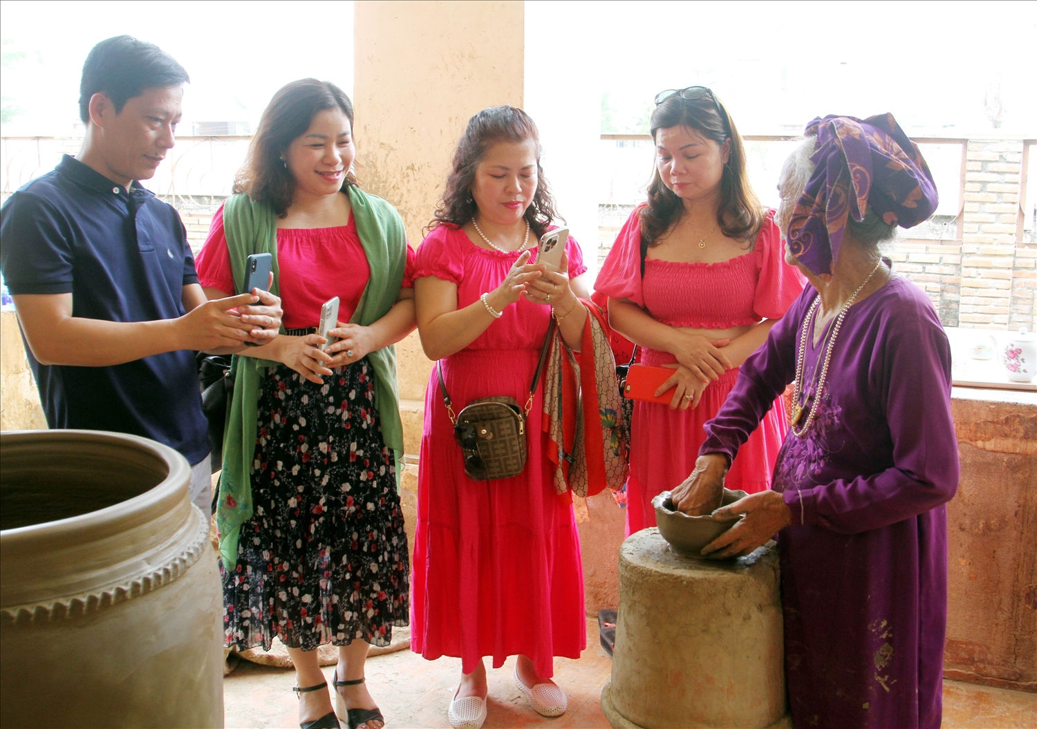 Du khách thích thú xem nghệ nhân Trượng Thị Gạch biểu diễn chế tác gốm Bàu Trúc. Du khách thích thú xem nghệ nhân Trượng Thị Gạch biểu diễn chế tác gốm Bàu Trúc.