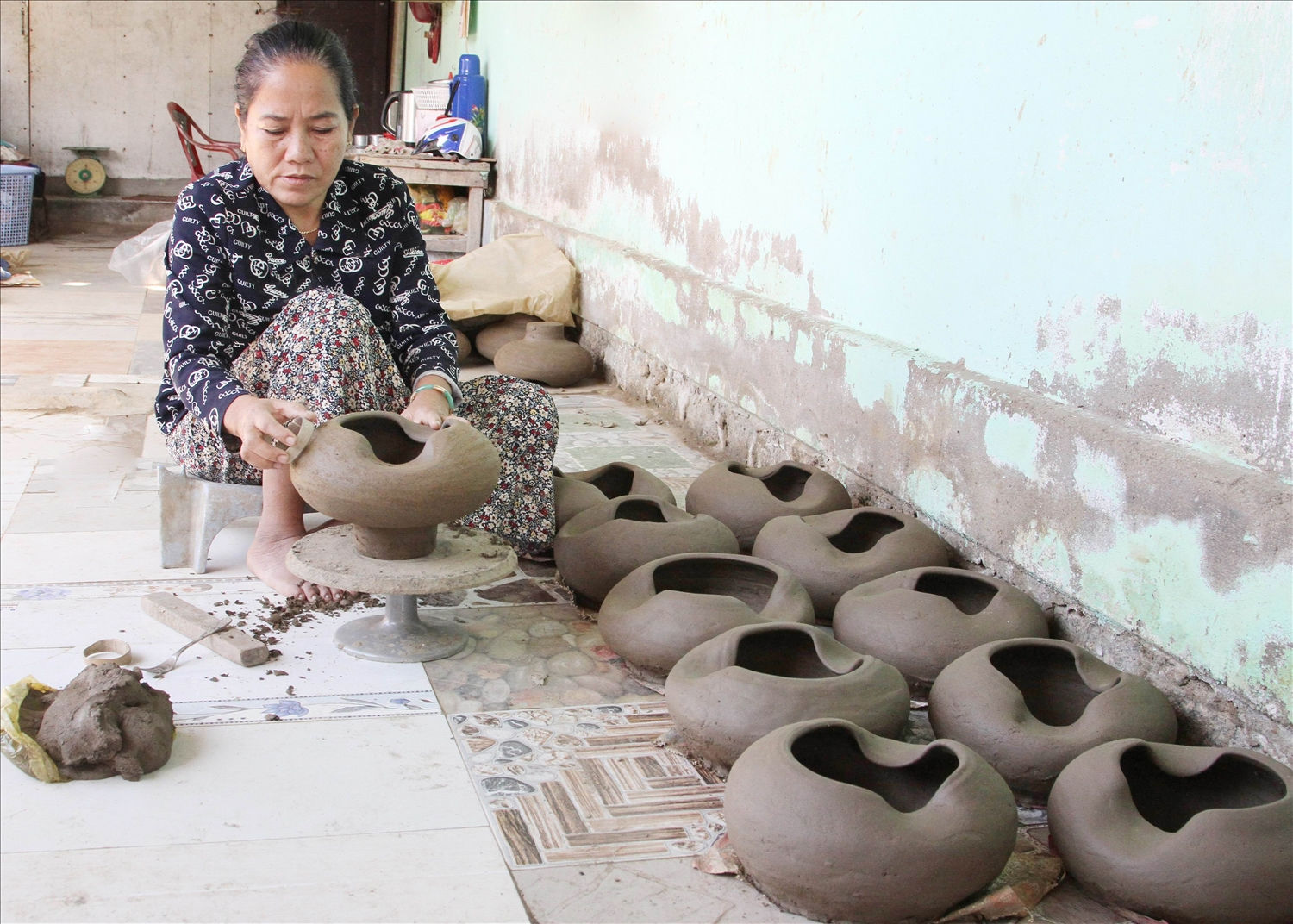 Nghệ nhân Đàng Thị Trình chế tác chậu trồng hoa mẫu mã theo yêu cầu của khách hàng. Nghệ nhân Đàng Thị Trình chế tác chậu trồng hoa mẫu mã theo yêu cầu của khách hàng.