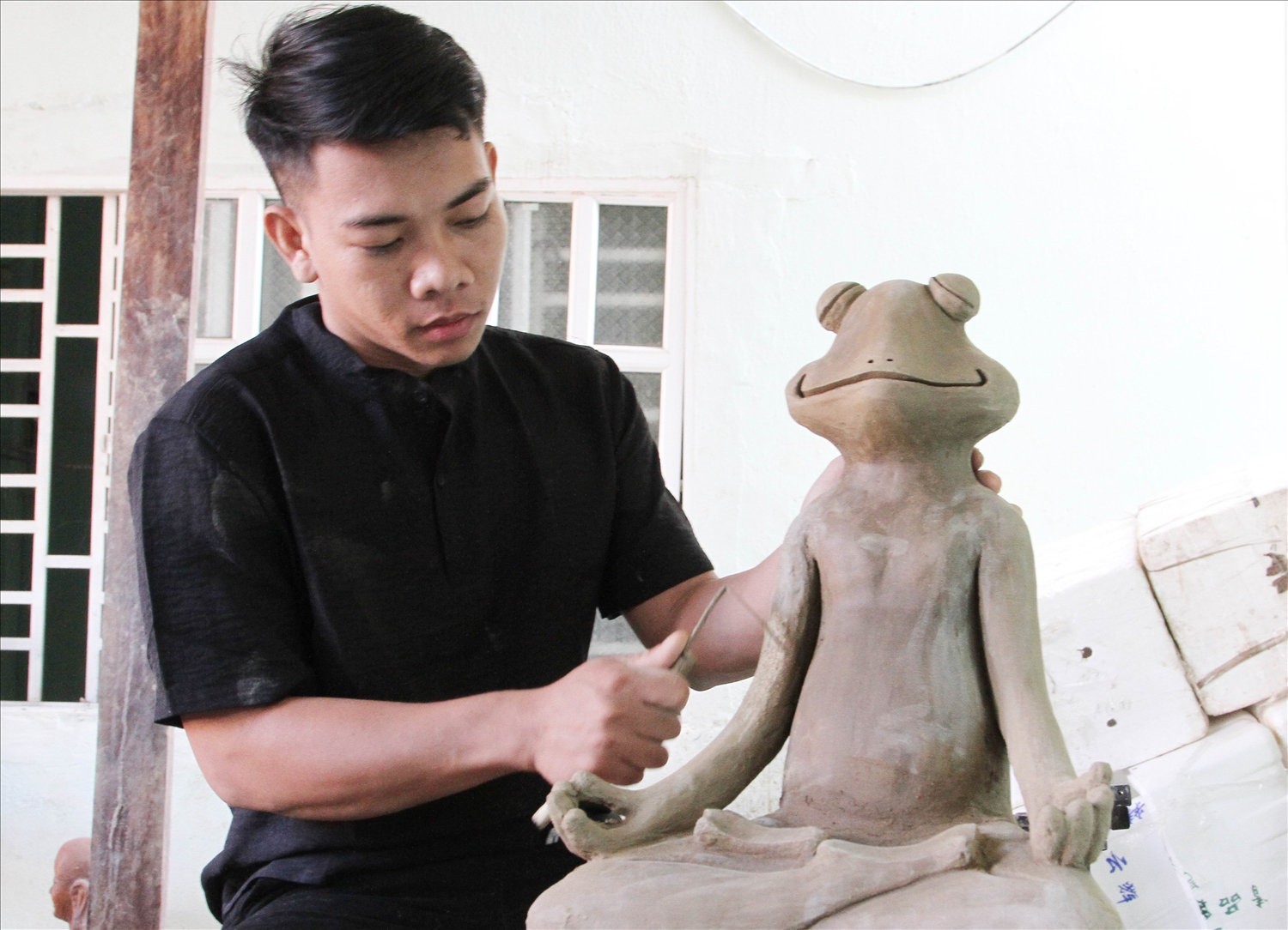 Nghệ nhân trẻ Đổng Quang Tường hoàn thiện sản phẩm “Ếch ngồi thiền” theo đơn đặt hàng. Nghệ nhân trẻ Đổng Quang Tường hoàn thiện sản phẩm “Ếch ngồi thiền” theo đơn đặt hàng.