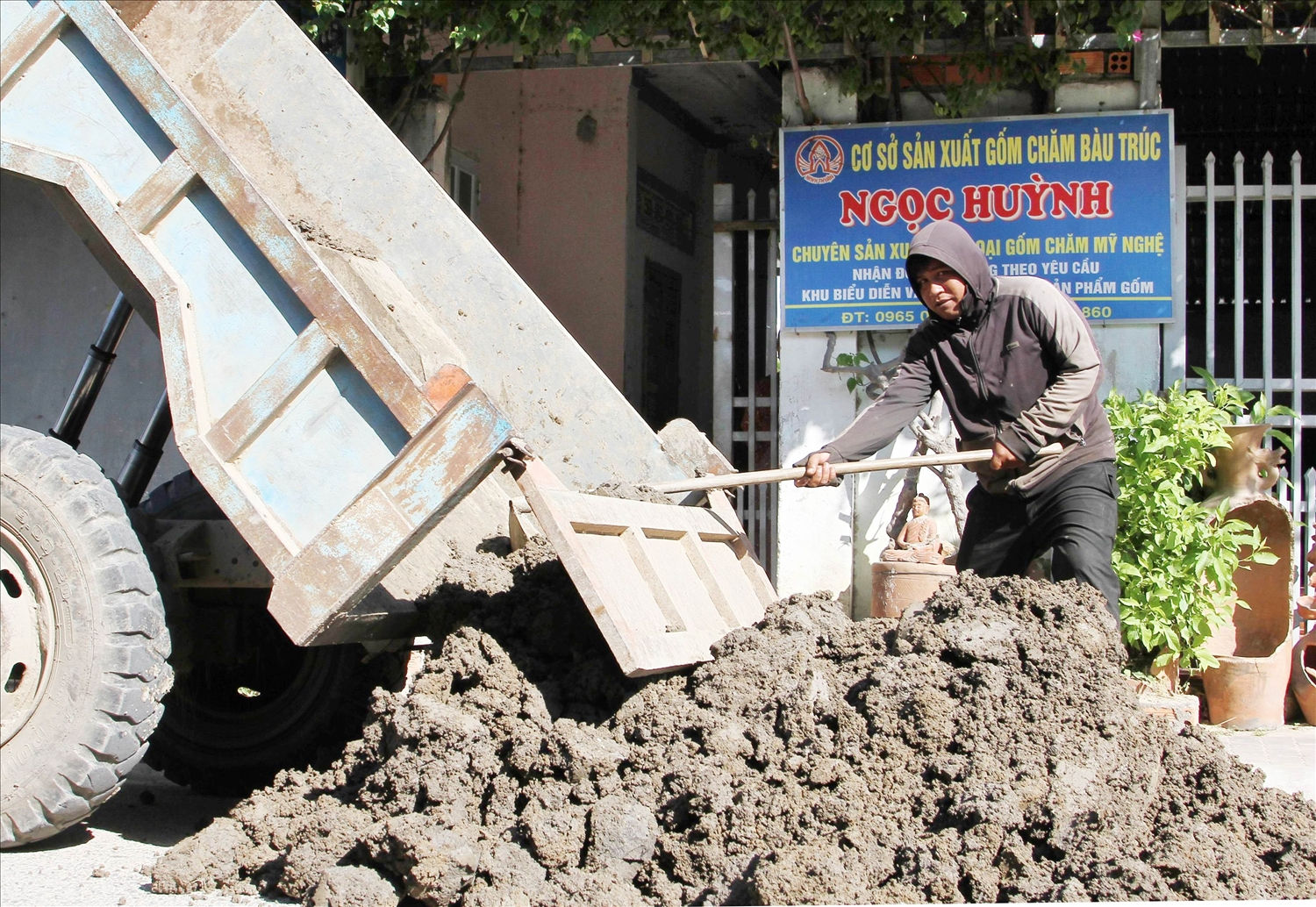Anh Đàng Năng Phước chở đất sét cung cấp nguyên liệu cho cơ sở gốm Ngọc Huỳnh ở làng Bàu Trúc. Anh Đàng Năng Phước chở đất sét cung cấp nguyên liệu cho cơ sở gốm Ngọc Huỳnh ở làng Bàu Trúc.