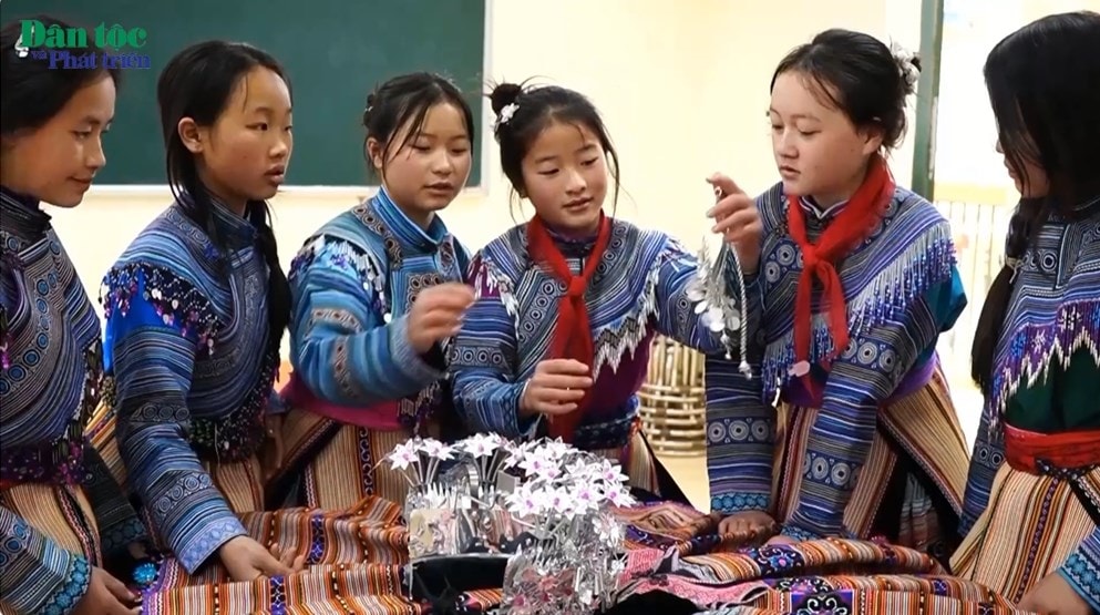 Gìn giữ bản sắc văn hóa dân tộc trong trường học ở huyện vùng cao Si Ma Cai 