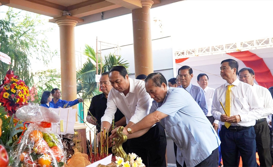 Các vị lãnh đạo, nguyên lãnh đạo tỉnh Kiên Giang dâng hương tưởng niệm Anh hùng Lực lượng vũ trang Nhân dân Phan Thị Ràng Các vị lãnh đạo, nguyên lãnh đạo tỉnh Kiên Giang dâng hương tưởng niệm Anh hùng Lực lượng vũ trang Nhân dân Phan Thị Ràng