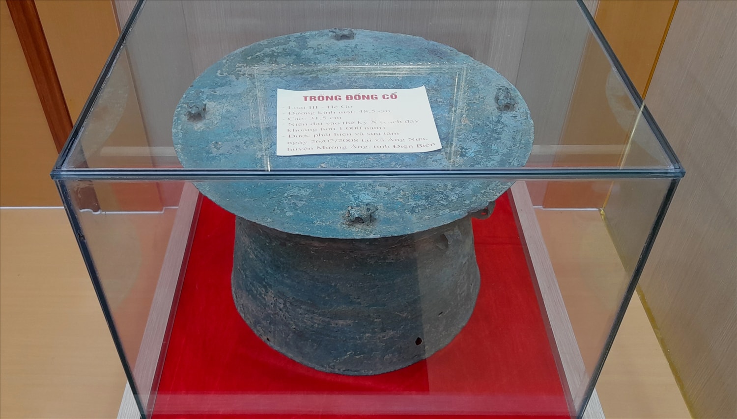 Một trong hai chiếc trống đồng cổ, hiện đang trưng bày tại Phòng Truyền thống, Huyện ủy Mường Ảng, tỉnh Điện Biên.