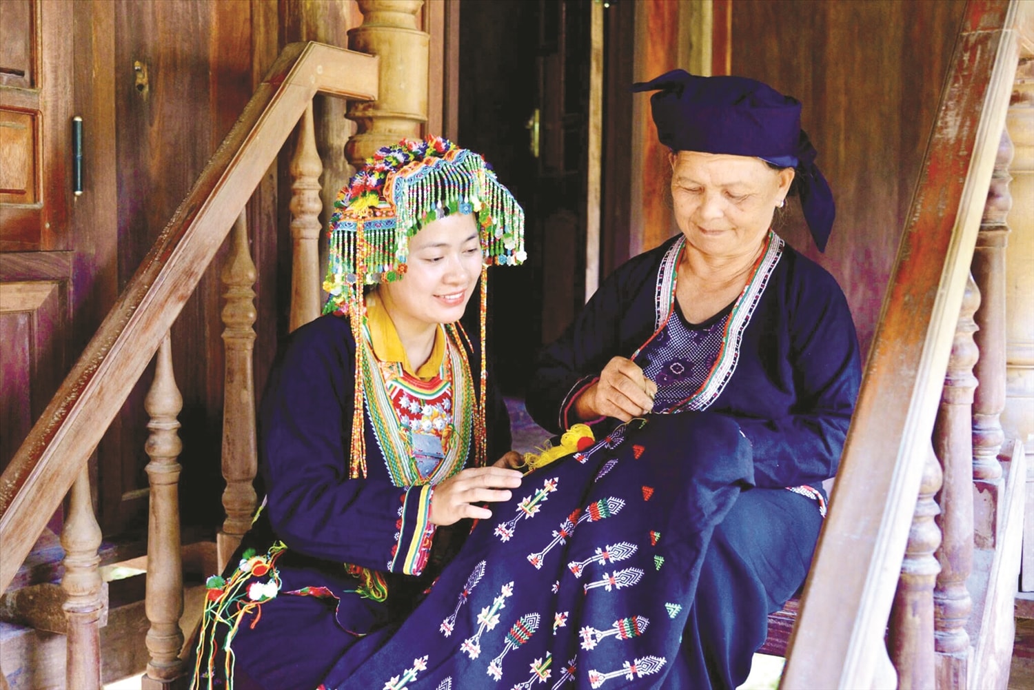 Người Dao lù đạng, xã Thiện Hoà,  huyện Bình Gia, tỉnh Lạng Sơn  trao truyền nghề thêu truyền thống